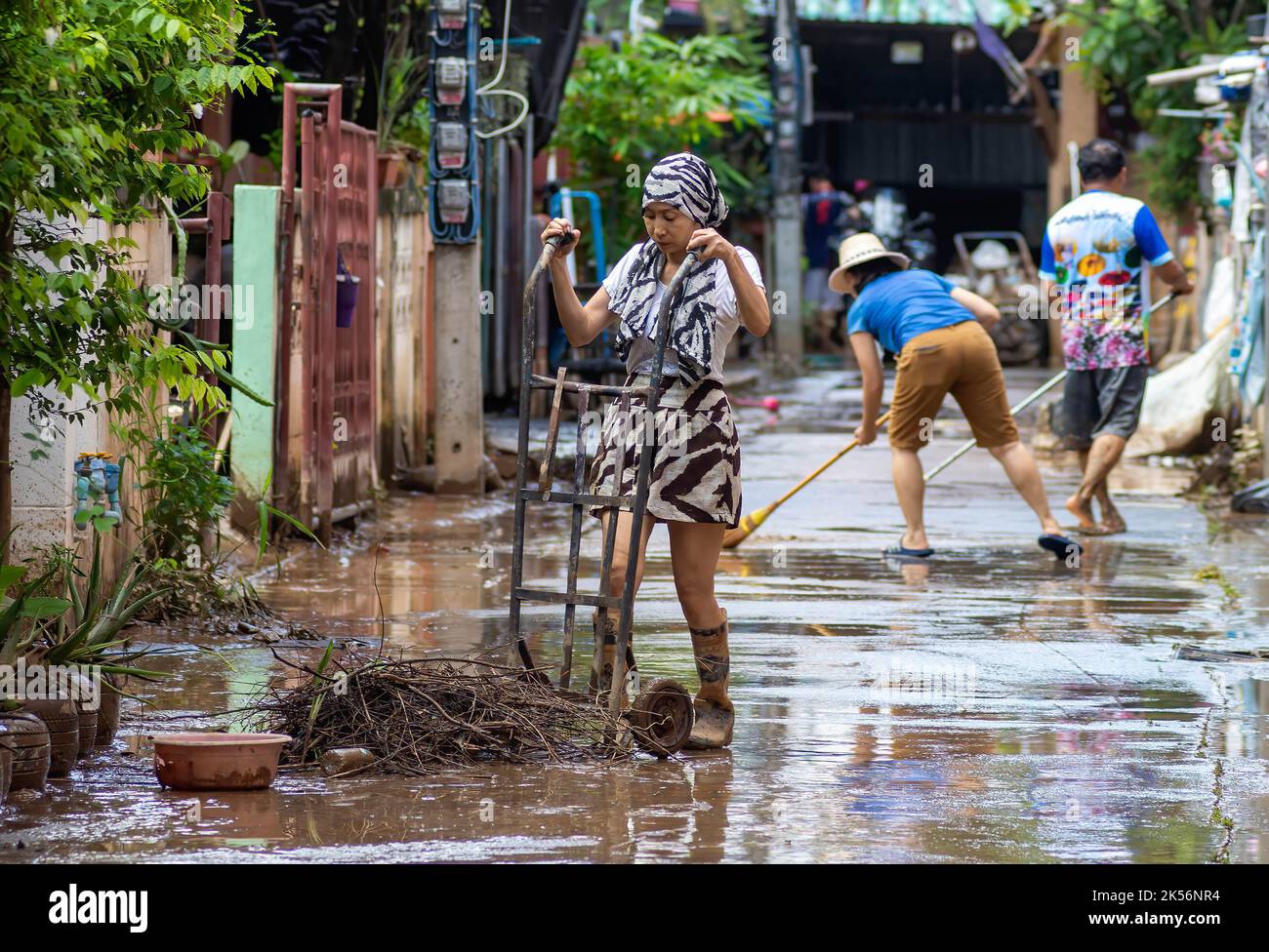 Chiang Mai, Thaïlande. 5th octobre 2022. Une femme nettoie une maison dans le quartier de Muang de Chiang Mai au lendemain. La situation des inondations à Chiang Mai, dans la partie nord de la Thaïlande, s'est facilitée par la diminution des niveaux d'eau. Les inondations ont endommagé les zones commerciales, la route Chang Khlan et le bazar nocturne. (Credit image: © Pongmanat Tasiri/SOPA Images via ZUMA Press Wire) Banque D'Images