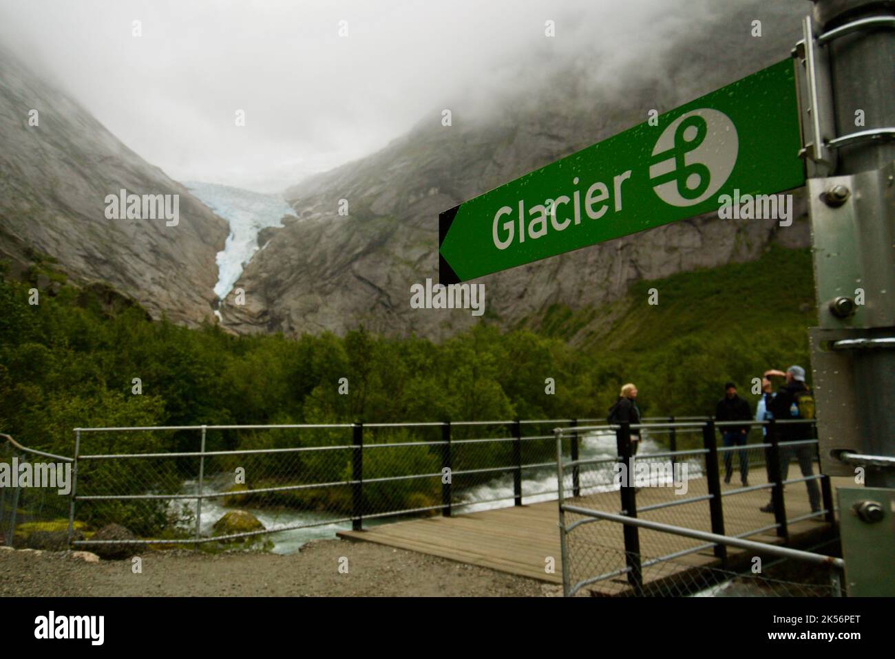 Un panneau indiquant Briksdal Glacier / Briksdalsbreen à Jostedalsbreen / Jostedal Glacier National Park, Norvège. Panneau indiquant le glacier #Briksdal. Banque D'Images