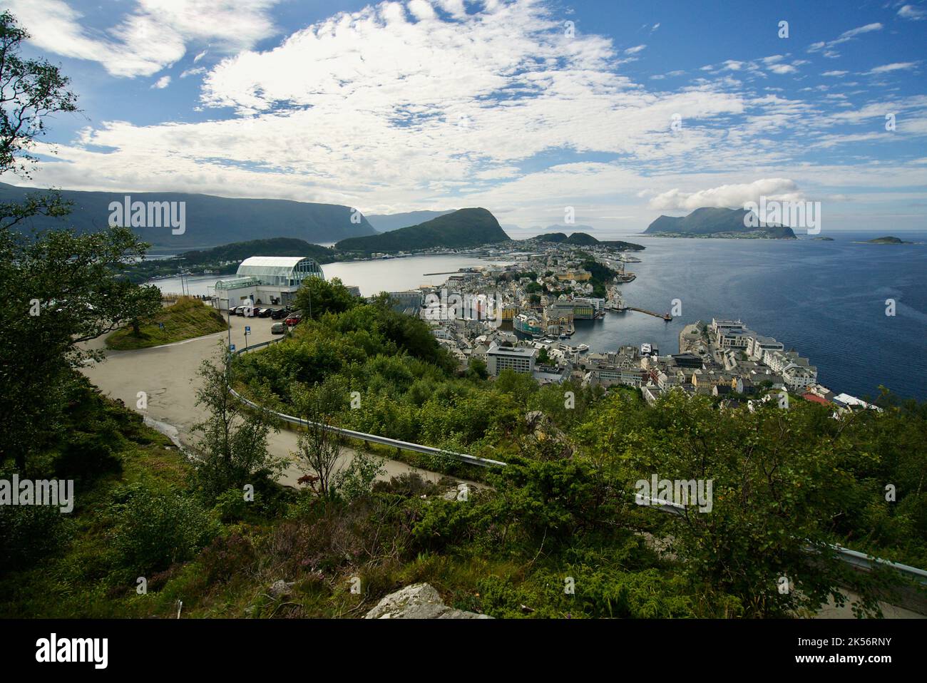 Ålesund: La vue du point de vue de Fjellstua / la montagne de la ville et le point de vue d'Aksla. Restaurant au sommet. Banque D'Images