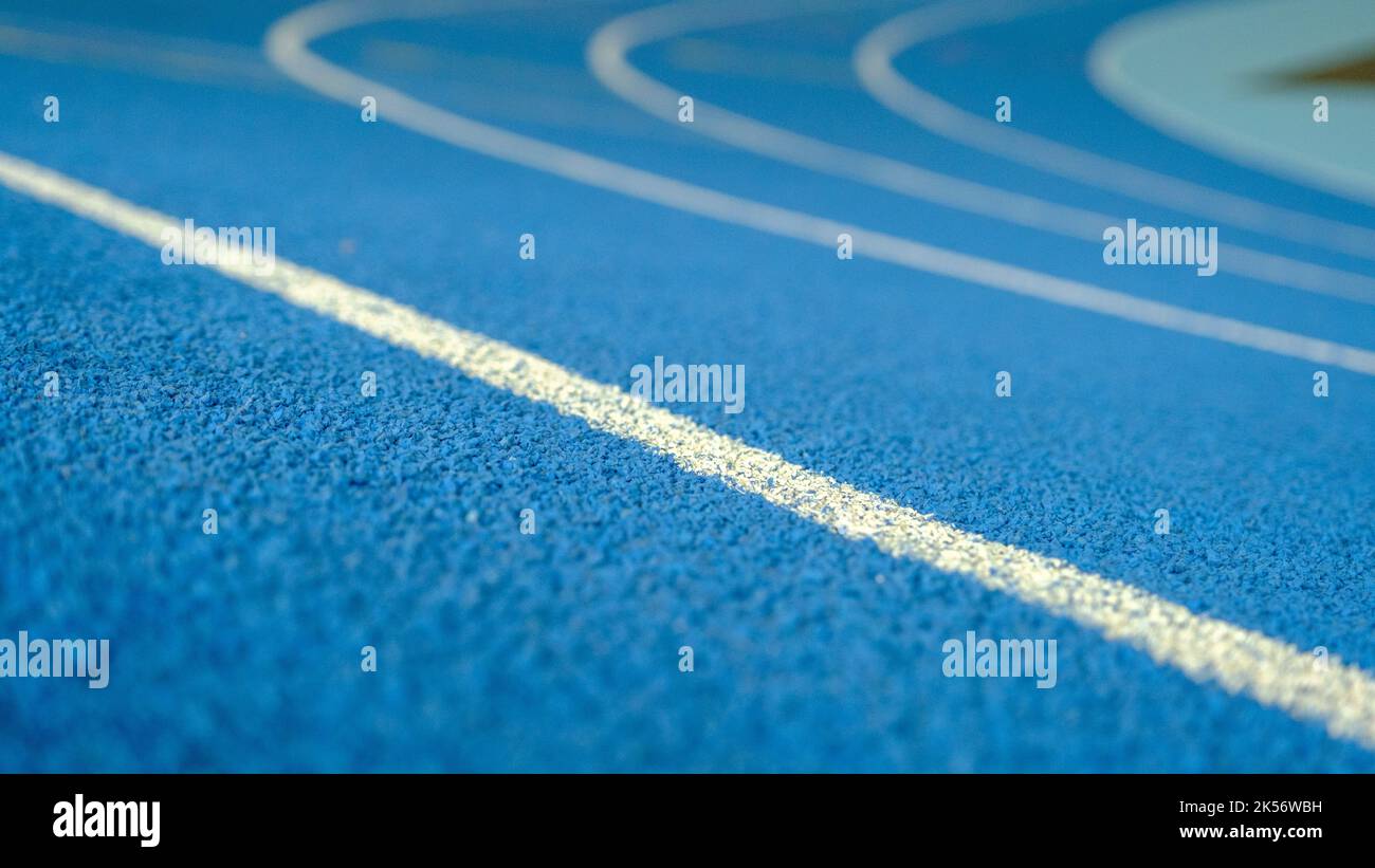 Stade vide. Sièges colorés. Rangée de sièges. Tapis roulant au stade. Tapis de course bleu Banque D'Images