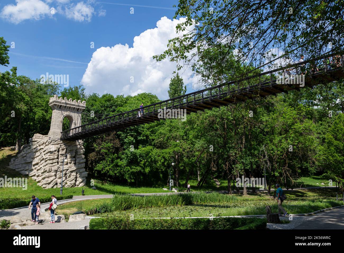 Craiova, Dolj, Roumanie – 14 mai 2022 : pont suspendu dans le parc Romanescu, Craiova Banque D'Images