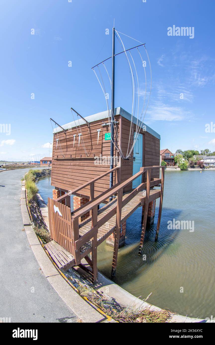 cachette d'oiseau d'observation en bois sur des pilotis de briques à Emsworth prise avec un objectif en forme de poisson Banque D'Images