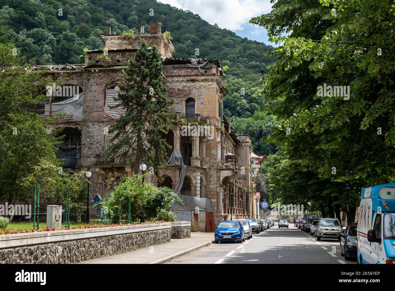 Vue sur l'hôtel Stafania situé dans le vieux quartier de la ville de Baile Herculane, Caras-Severin, Roumanie. Banque D'Images