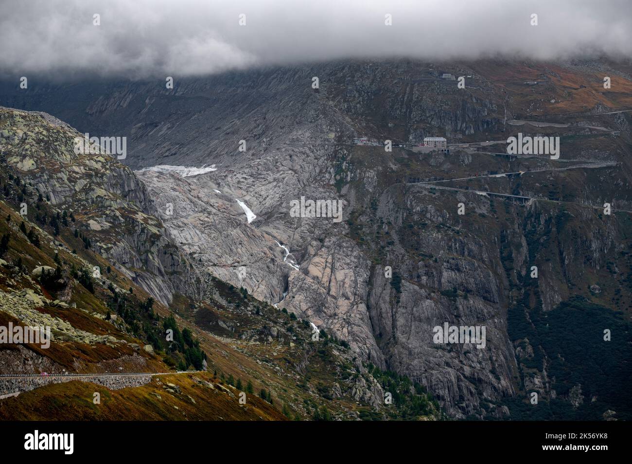 Le col de Furka (français : le Col de la Furka), d'une altitude de 2 429 mètres (7 969 pieds), est un col de haute montagne dans les Alpes suisses reliant Gletsch, V Banque D'Images Le col de Furka (français : le Col de la Furka), d'une altitude de 2 429 mètres (7 969 pieds), est un col de haute montagne dans les Alpes suisses reliant Gletsch, V Banque D'Images
