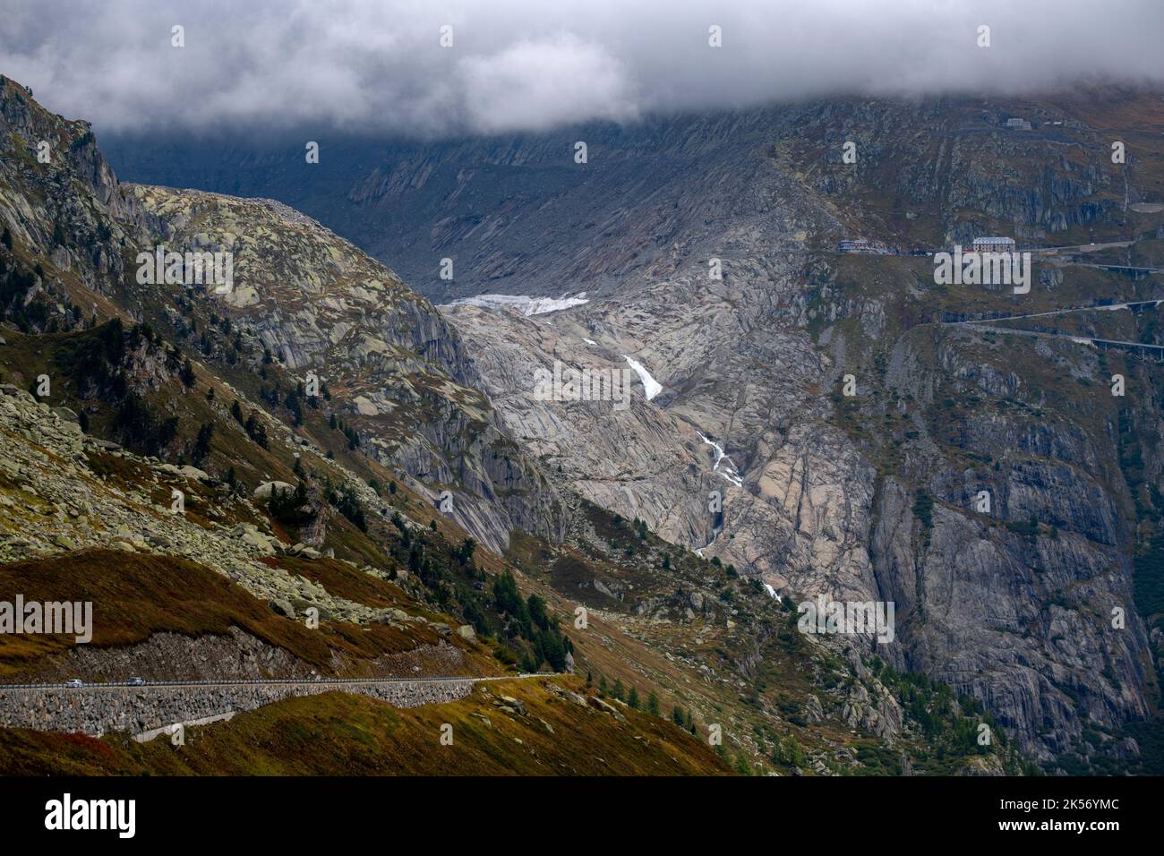 Le col de Furka (français : le Col de la Furka), d'une altitude de 2 429 mètres (7 969 pieds), est un col de haute montagne dans les Alpes suisses reliant Gletsch, V Banque D'Images Le col de Furka (français : le Col de la Furka), d'une altitude de 2 429 mètres (7 969 pieds), est un col de haute montagne dans les Alpes suisses reliant Gletsch, V Banque D'Images