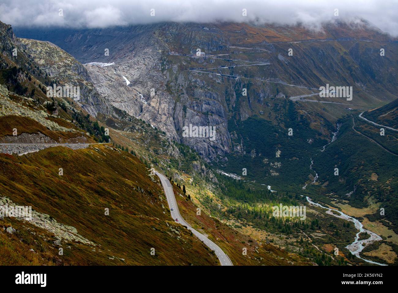 Le col de Furka (français : le Col de la Furka), d'une altitude de 2 429 mètres (7 969 pieds), est un col de haute montagne dans les Alpes suisses reliant Gletsch, V Banque D'Images Le col de Furka (français : le Col de la Furka), d'une altitude de 2 429 mètres (7 969 pieds), est un col de haute montagne dans les Alpes suisses reliant Gletsch, V Banque D'Images
