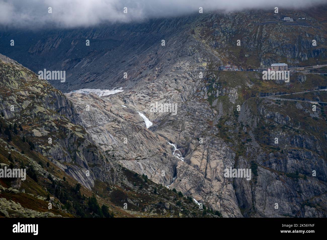 Le col de Furka (français : le Col de la Furka), d'une altitude de 2 429 mètres (7 969 pieds), est un col de haute montagne dans les Alpes suisses reliant Gletsch, V Banque D'Images Le col de Furka (français : le Col de la Furka), d'une altitude de 2 429 mètres (7 969 pieds), est un col de haute montagne dans les Alpes suisses reliant Gletsch, V Banque D'Images
