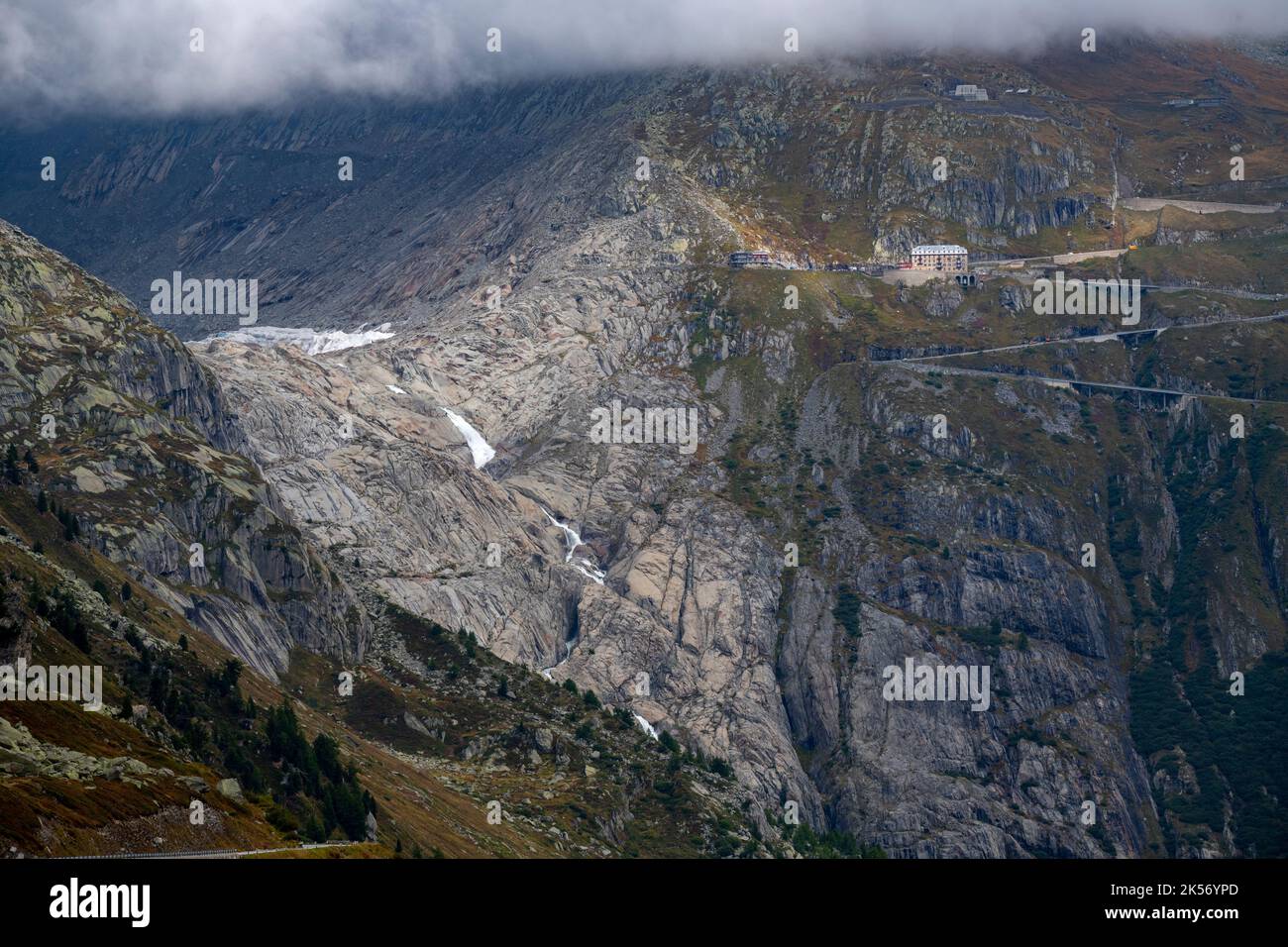 Le col de Furka (français : le Col de la Furka), d'une altitude de 2 429 mètres (7 969 pieds), est un col de haute montagne dans les Alpes suisses reliant Gletsch, V Banque D'Images Le col de Furka (français : le Col de la Furka), d'une altitude de 2 429 mètres (7 969 pieds), est un col de haute montagne dans les Alpes suisses reliant Gletsch, V Banque D'Images