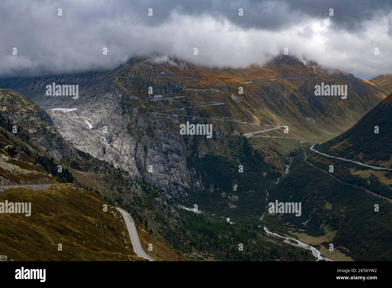 Le col de Furka (français : le Col de la Furka), d'une altitude de 2 429 mètres (7 969 pieds), est un col de haute montagne dans les Alpes suisses reliant Gletsch, V Banque D'Images Le col de Furka (français : le Col de la Furka), d'une altitude de 2 429 mètres (7 969 pieds), est un col de haute montagne dans les Alpes suisses reliant Gletsch, V Banque D'Images