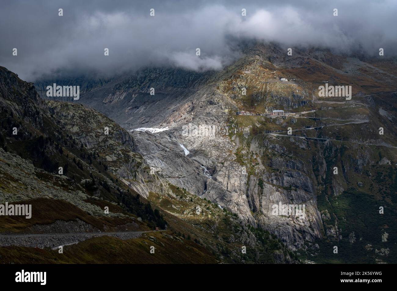 Le col de Furka (français : le Col de la Furka), d'une altitude de 2 429 mètres (7 969 pieds), est un col de haute montagne dans les Alpes suisses reliant Gletsch, V Banque D'Images Le col de Furka (français : le Col de la Furka), d'une altitude de 2 429 mètres (7 969 pieds), est un col de haute montagne dans les Alpes suisses reliant Gletsch, V Banque D'Images