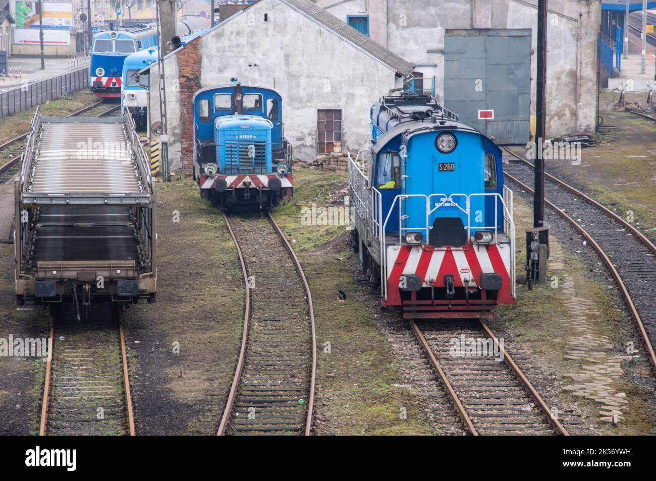 Locomotives électriques, wagons, infrastructure ferroviaire sur un ciel nuageux jour d'automne. Banque D'Images