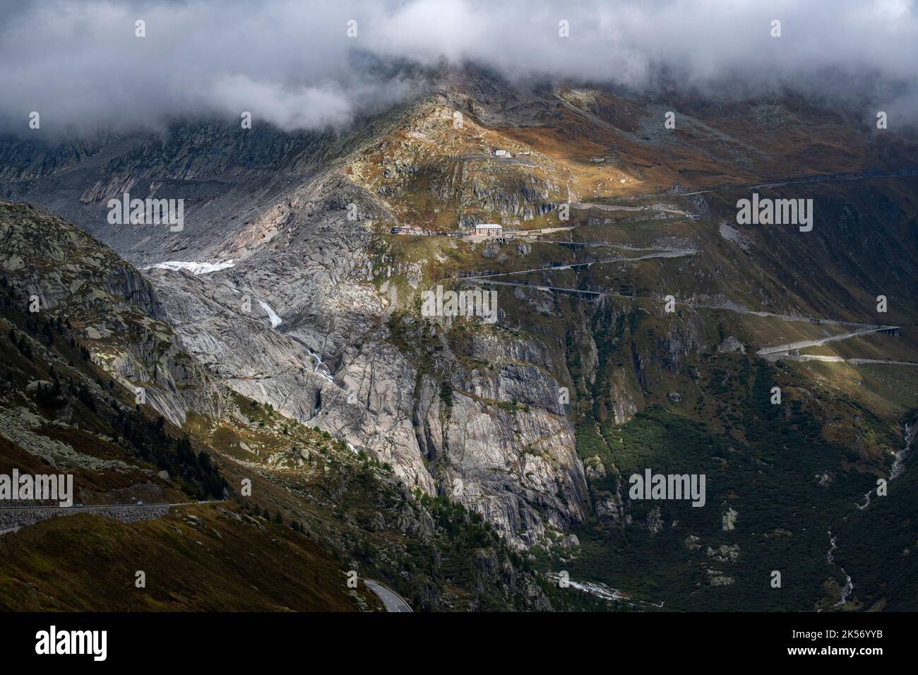 Le col de Furka (français : le Col de la Furka), d'une altitude de 2 429 mètres (7 969 pieds), est un col de haute montagne dans les Alpes suisses reliant Gletsch, V Banque D'Images Le col de Furka (français : le Col de la Furka), d'une altitude de 2 429 mètres (7 969 pieds), est un col de haute montagne dans les Alpes suisses reliant Gletsch, V Banque D'Images