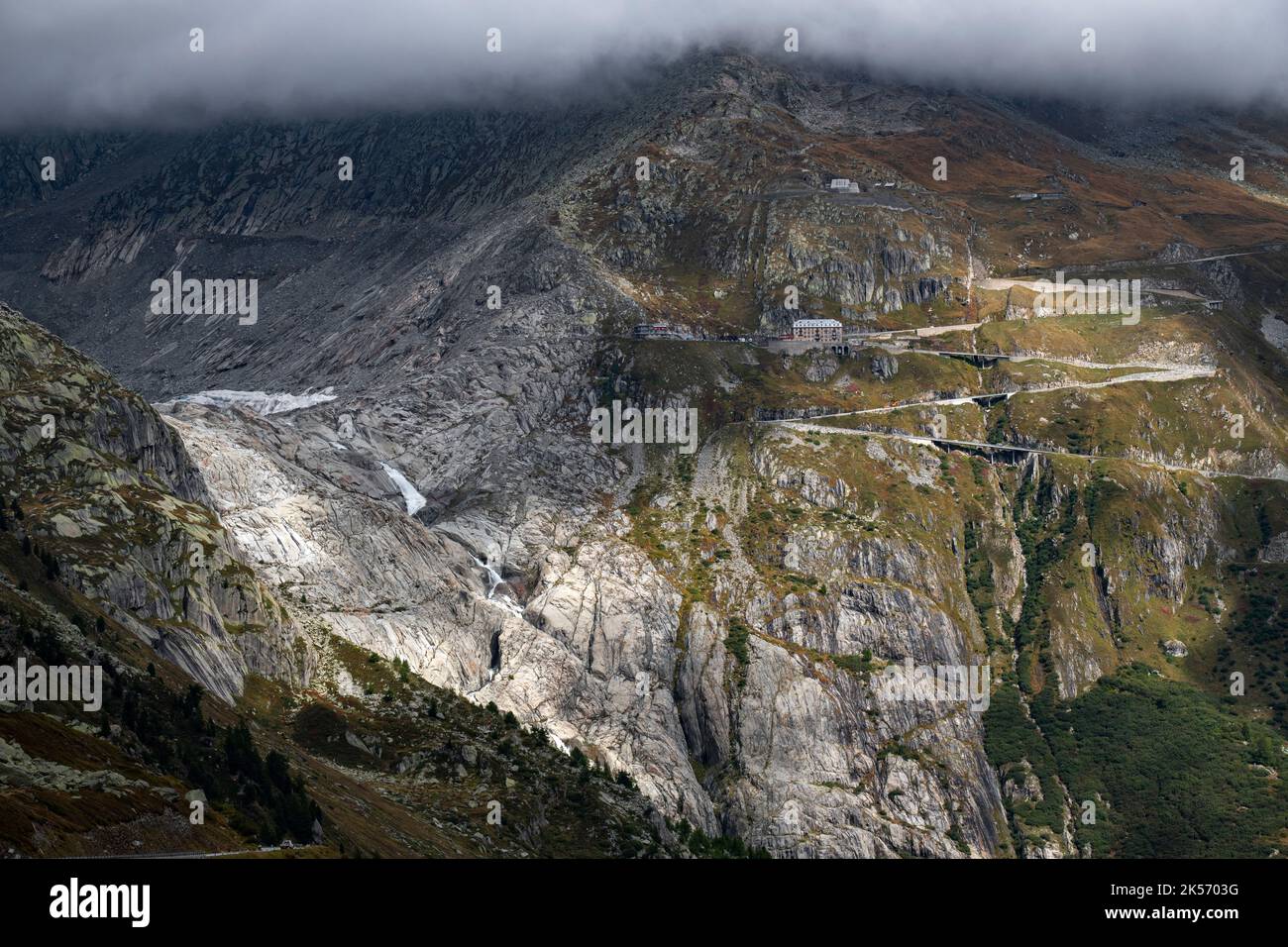 Le col de Furka (français : le Col de la Furka), d'une altitude de 2 429 mètres (7 969 pieds), est un col de haute montagne dans les Alpes suisses reliant Gletsch, V Banque D'Images Le col de Furka (français : le Col de la Furka), d'une altitude de 2 429 mètres (7 969 pieds), est un col de haute montagne dans les Alpes suisses reliant Gletsch, V Banque D'Images