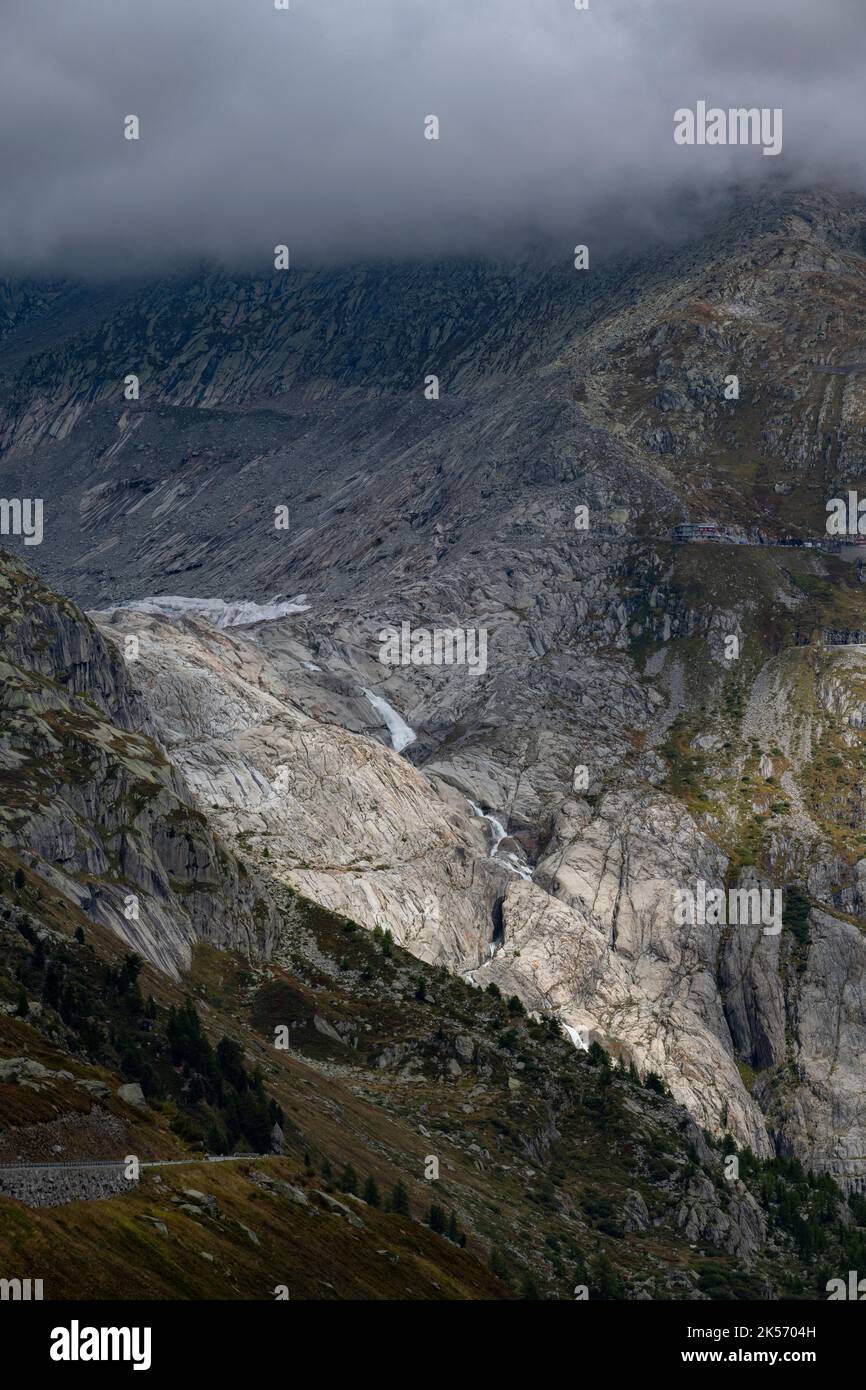 Le col de Furka (français : le Col de la Furka), d'une altitude de 2 429 mètres (7 969 pieds), est un col de haute montagne dans les Alpes suisses reliant Gletsch, V Banque D'Images Le col de Furka (français : le Col de la Furka), d'une altitude de 2 429 mètres (7 969 pieds), est un col de haute montagne dans les Alpes suisses reliant Gletsch, V Banque D'Images