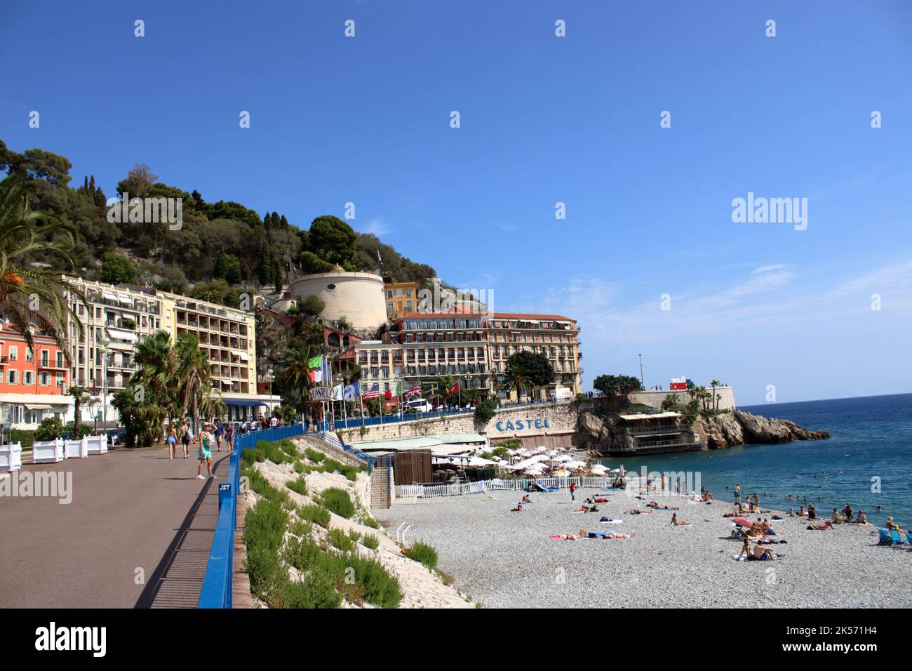 Vue sur la plage du Castel Plage et les bâtiments environnants sur le quai des États-Unis situé à Nice sur la Côte d'Azur dans le sud de la France. Banque D'Images