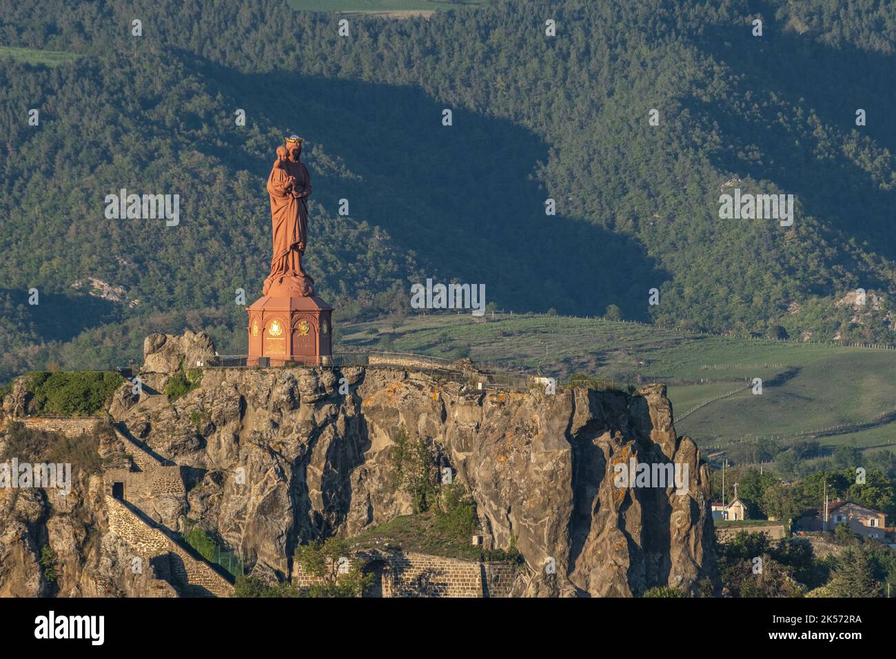 France, haute Loire, le Puy en Velay, un arrêt sur l'el Camino de Santiago, la statue de notre Dame de France (1860) au sommet du Rocher Corneille Banque D'Images