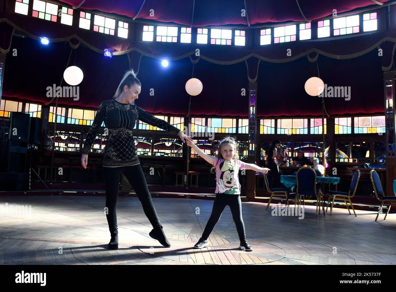 Ironbridge Festival of imagination 2022 dansant à la musique dans le salon Perdu, un spectaculaire Spiegelttent situé dans le parc Dale End d'Ironbridge. SOPH Banque D'Images