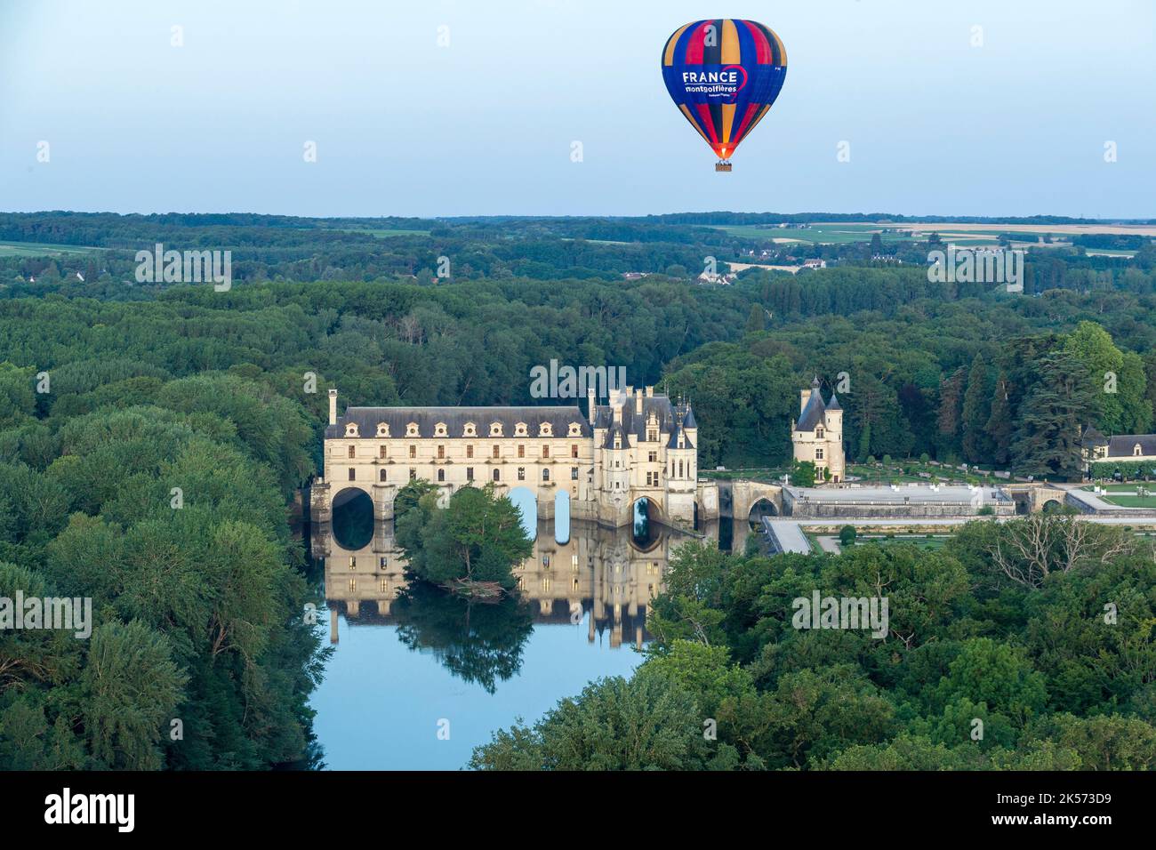 France, Indre et Loire, Vallée de la Loire classée au patrimoine mondial de l'UNESCO, Chenonceaux, château de Chenonceau à partir d'une montgolfière de l'opérateur Touraine Terre d'envol (vue aérienne) Banque D'Images