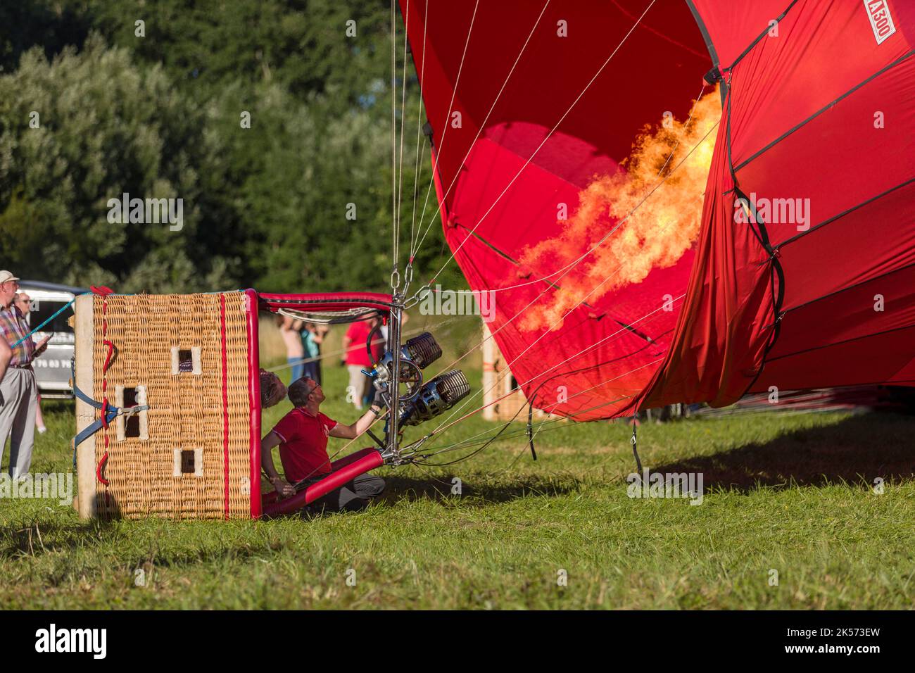 France, Indre et Loire, Civray-de-Touraine, préparation du ballon à air chaud avant le décollage avec l'opérateur Art Montgolfie Banque D'Images