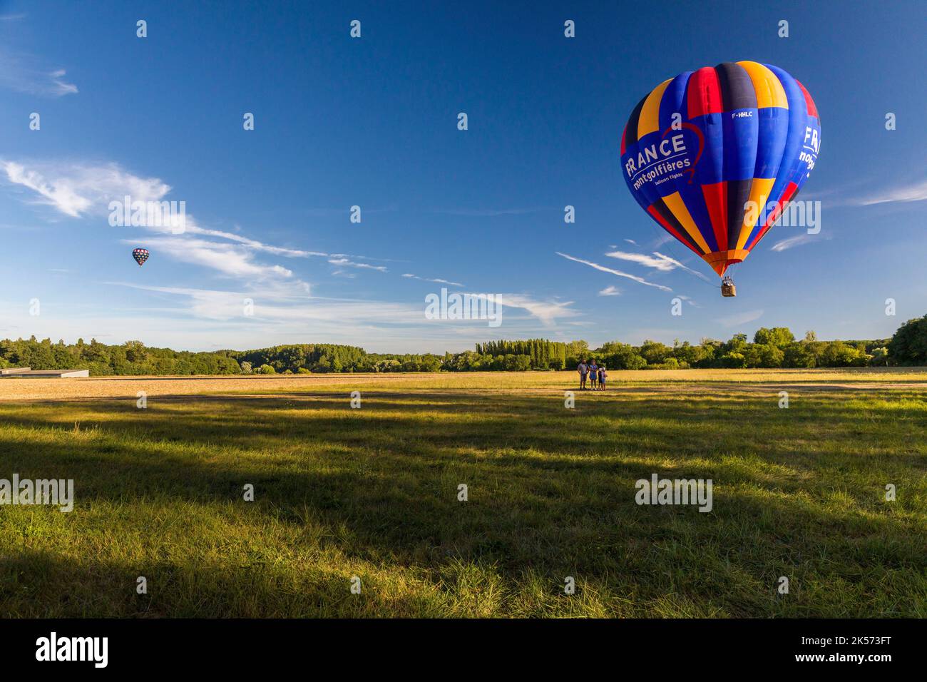 France, Indre et Loire, Civray-de-Touraine, atterrissage d'une montgolfière avec l'opérateur Art Montgolfie Banque D'Images