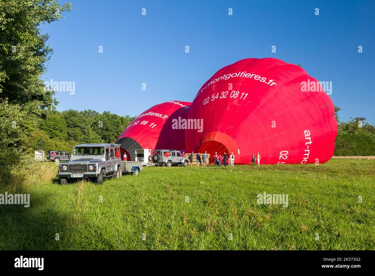 France, Indre et Loire, Civray-de-Touraine, préparation du ballon à air chaud avant le décollage avec l'opérateur Art Montgolfie Banque D'Images