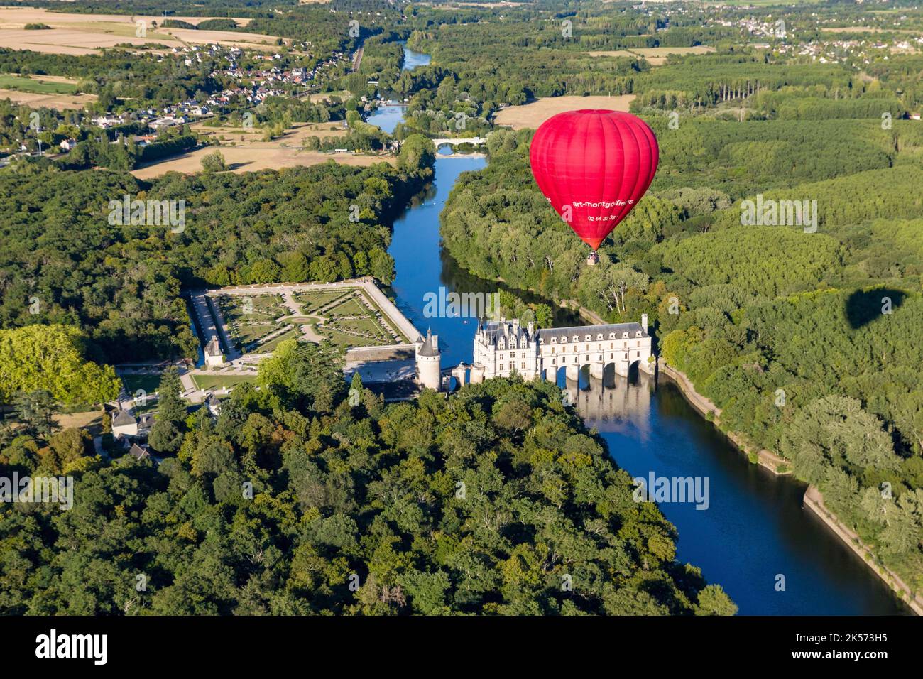France, Indre et Loire, Chenonceaux, Vallée de la Loire classée au patrimoine mondial de l'UNESCO, le Château de Chenonceau survolé par une montgolfière de l'opérateur Art Montgolfie (vue aérienne) Banque D'Images