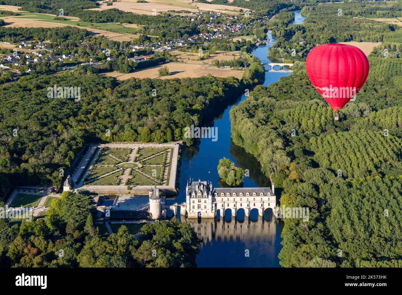 France, Indre et Loire, Chenonceaux, Vallée de la Loire classée au patrimoine mondial de l'UNESCO, le Château de Chenonceau survolé par une montgolfière de l'opérateur Art Montgolfie (vue aérienne) Banque D'Images