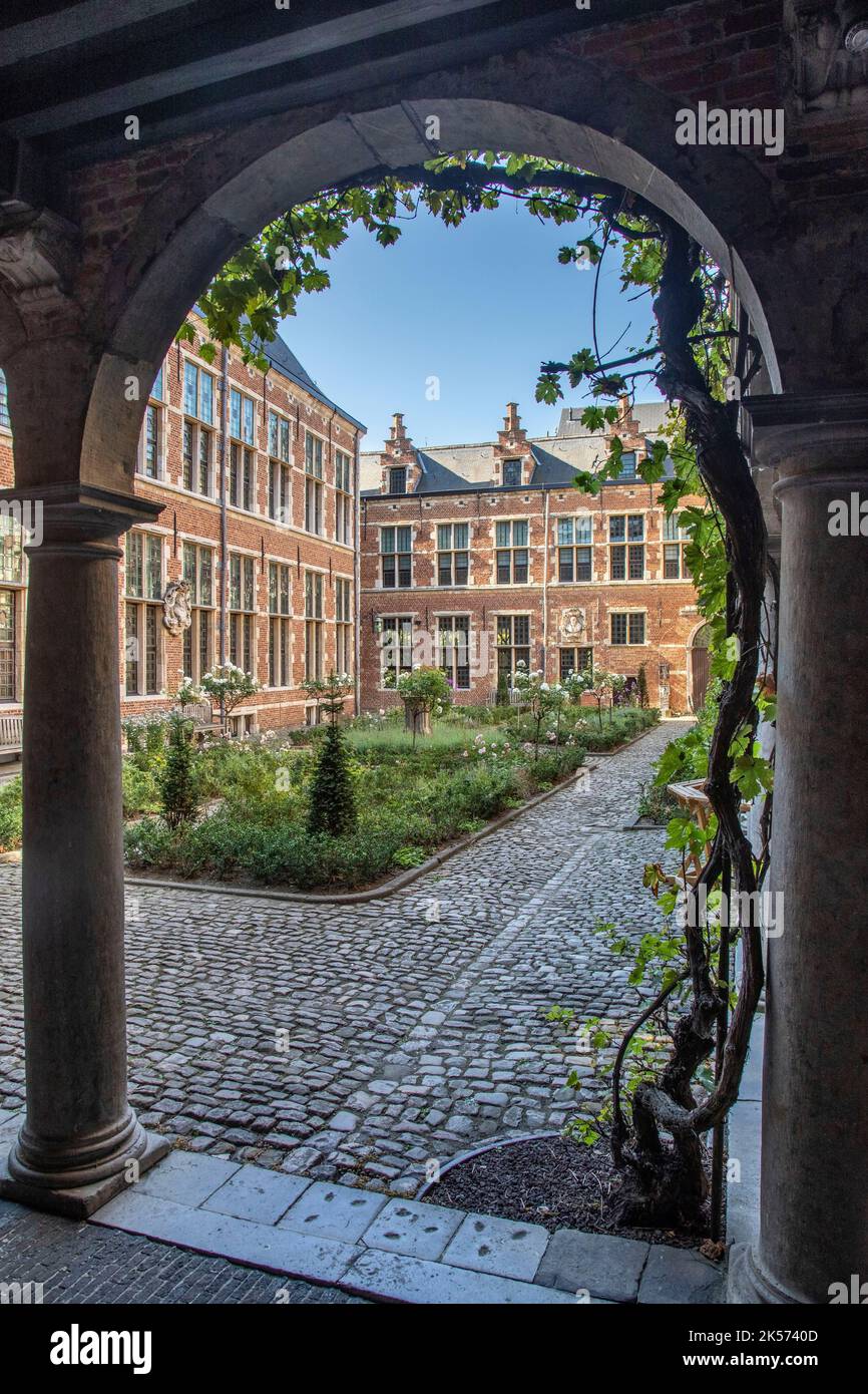 Belgique, Flandre, Anvers, Musée Plantin-Moretus, musée des premières imprimeries industrielles au monde classées au patrimoine mondial de l'UNESCO, vue sur la cour Banque D'Images