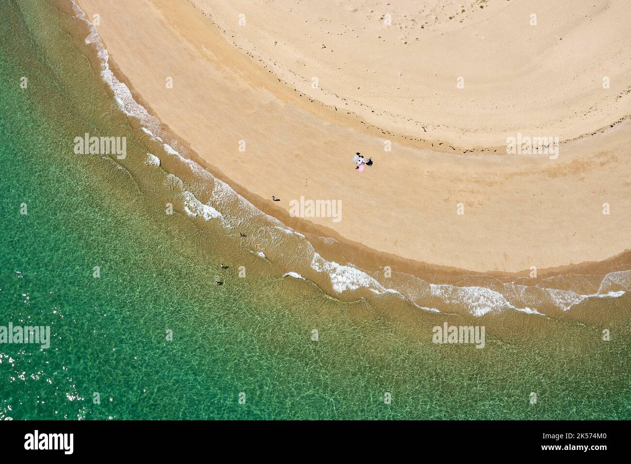 France, Morbihan, Iles Ponant, Houat, en Tal Tip, Une des rares plages convexes de Bretagne (vue aérienne) Banque D'Images