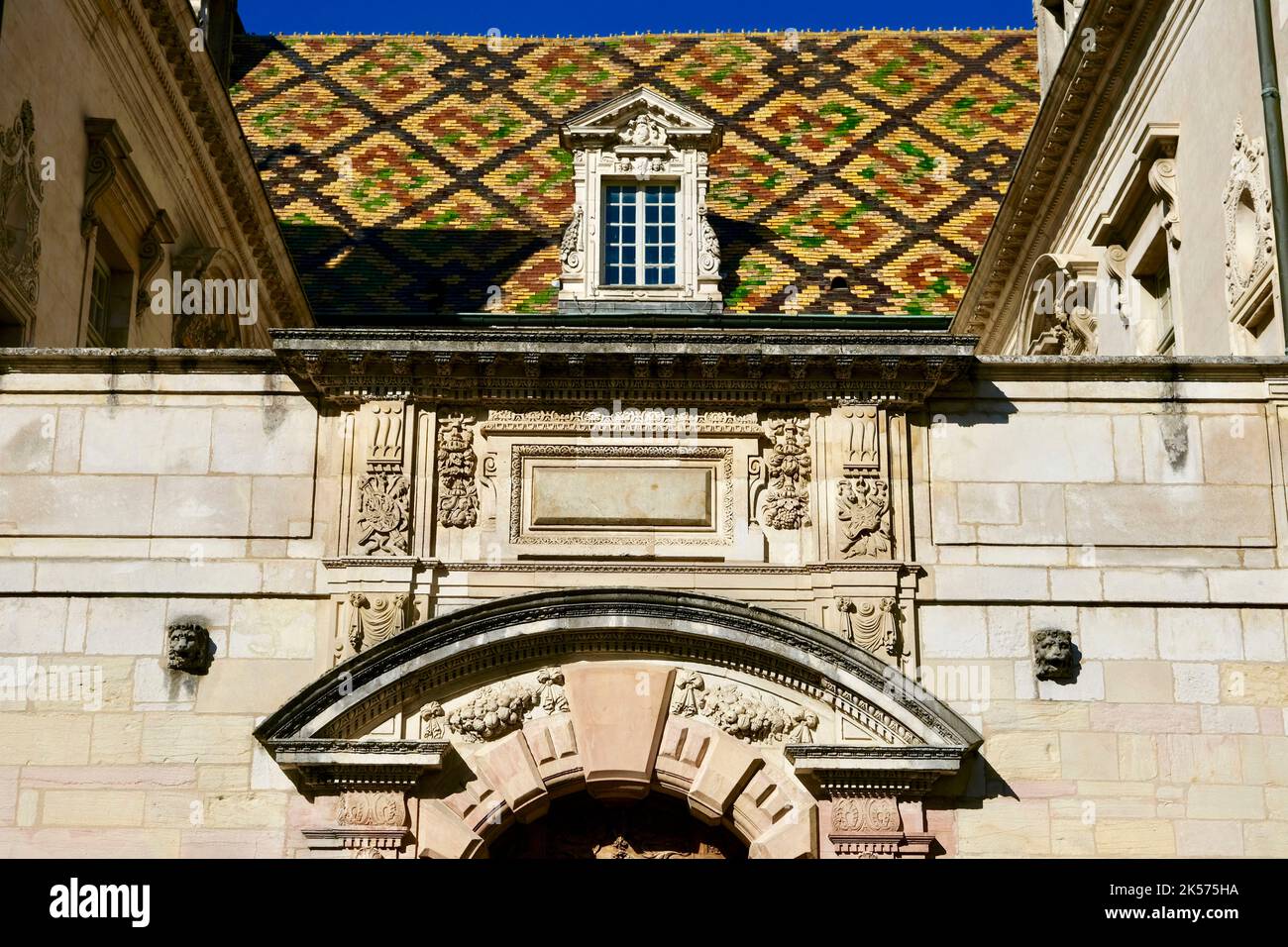 France, Côte d'Or, Dijon, région classée au patrimoine mondial de l'UNESCO, carreaux vitrés de l'Hôtel de Vogüé, manoir du 17th siècle Banque D'Images