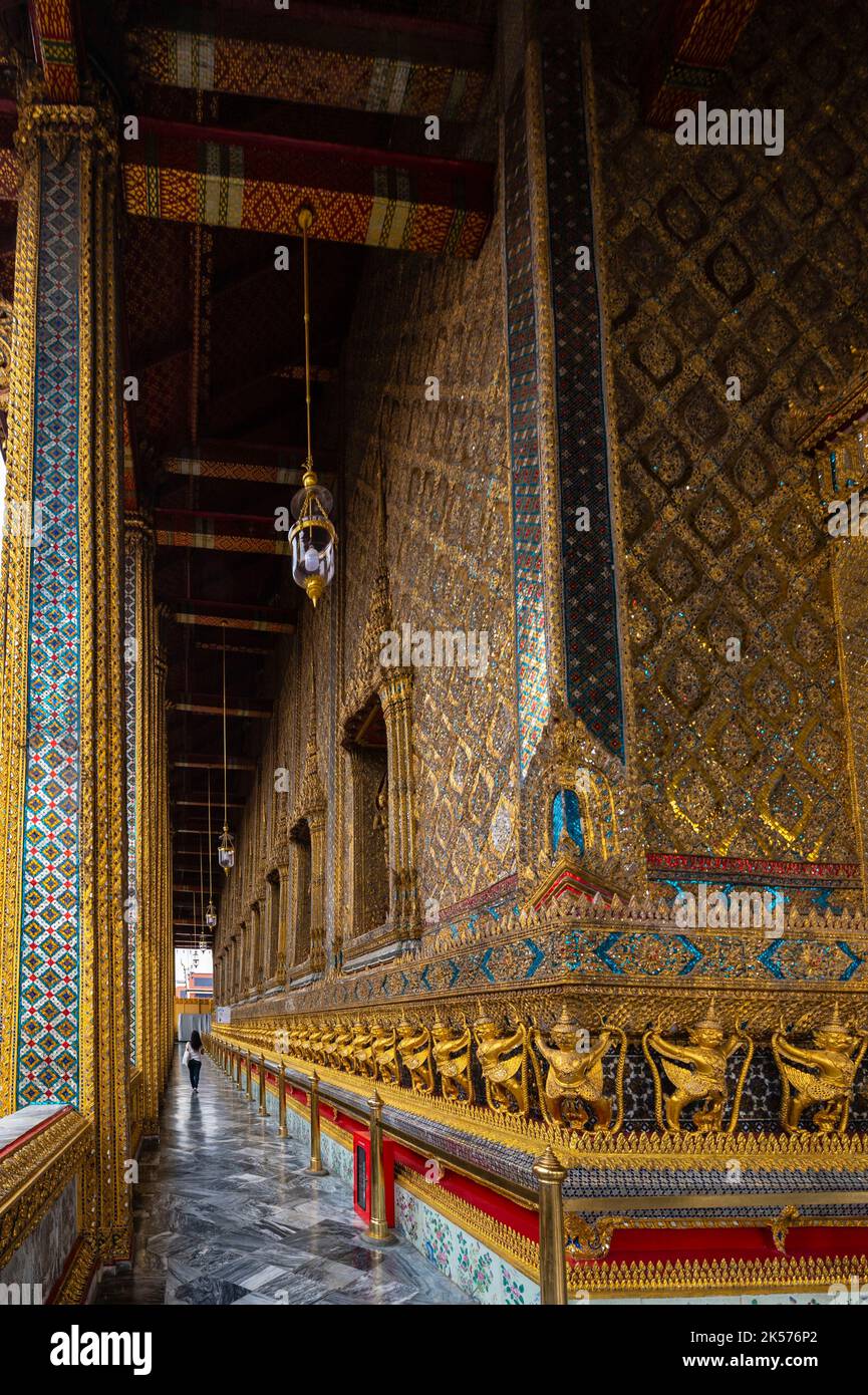 Thaïlande, Bangkok, district de Phra Nakhon, temple de Wat Phra Kaew, couloir menant au Bouddha émeraude Banque D'Images