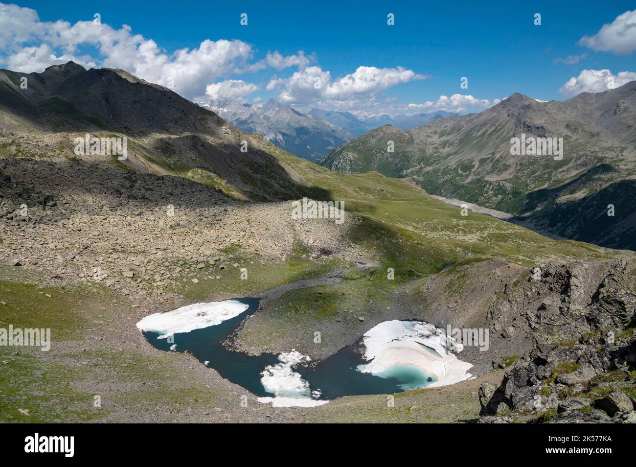 France, Savoie, Valmeinier, massif du Thabor, visite du Thabk du Thabor, sous le Col des Marches, le Lac du jeu partiellement couvert de neige Banque D'Images