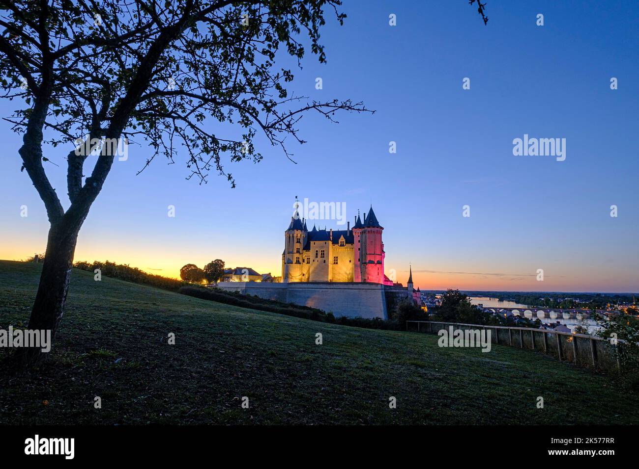 France, Maine et loire, Vallée de la Loire site classé au patrimoine mondial de l'UNESCO, Saumur, château de Saumur le long de la Loire Banque D'Images