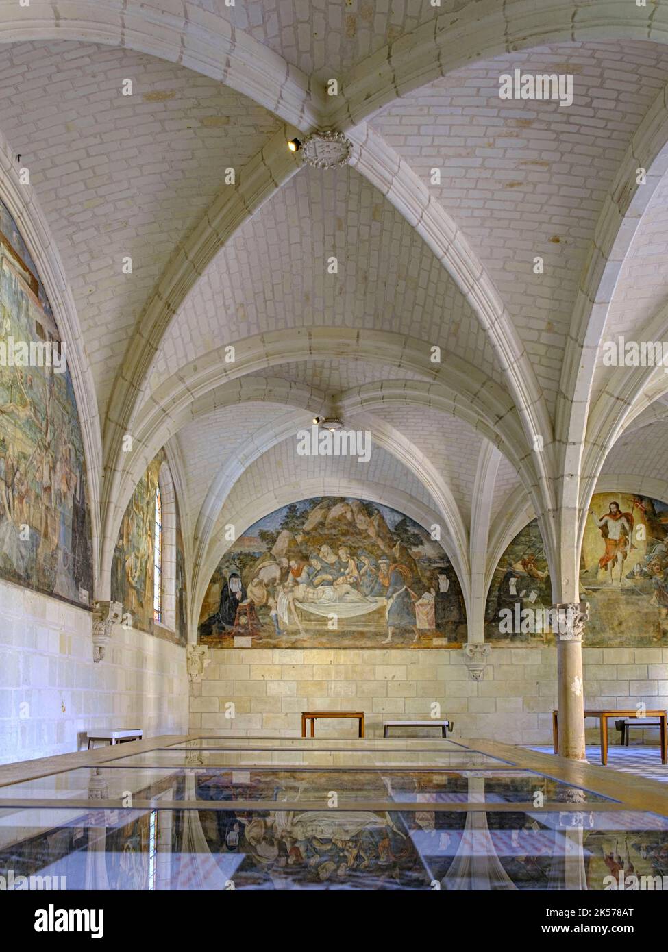 France, Maine et Loire, Fontevraud l'Abbaye, Vallée de la Loire sur la liste du patrimoine mondial de l'UNESCO, Abbaye de Fontevraud, datant du 12 - 17 ème siècle, Cloister Ste Marie ou Grand Cloître, maison de chapitre Banque D'Images