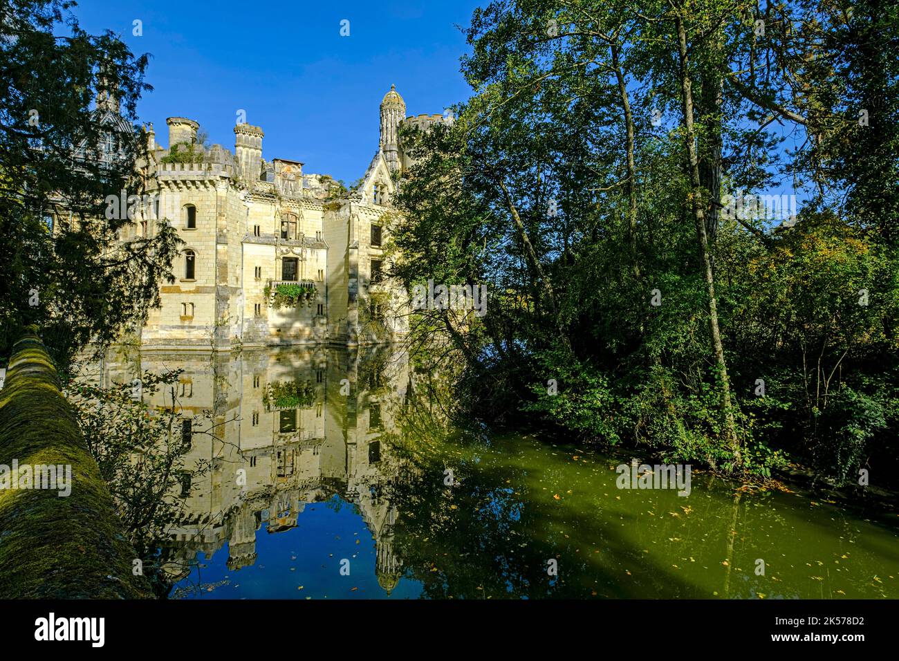 France, Vienne, les trois-Moutiers, château de la Mothe-Chandeniers, daté du 12 ème siècle, broute dans un incendie en 1932 et jamais réparé. Il a été restauré et ouvert au public en 2021 Banque D'Images