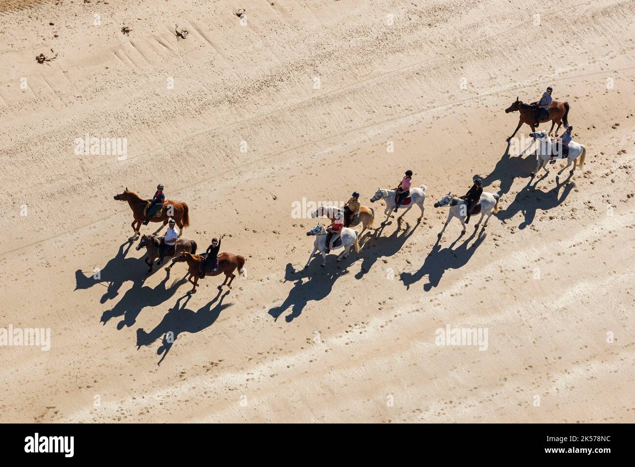 France, Vendée, St Jean de Monts, équitation sur la plage (vue aérienne) Banque D'Images