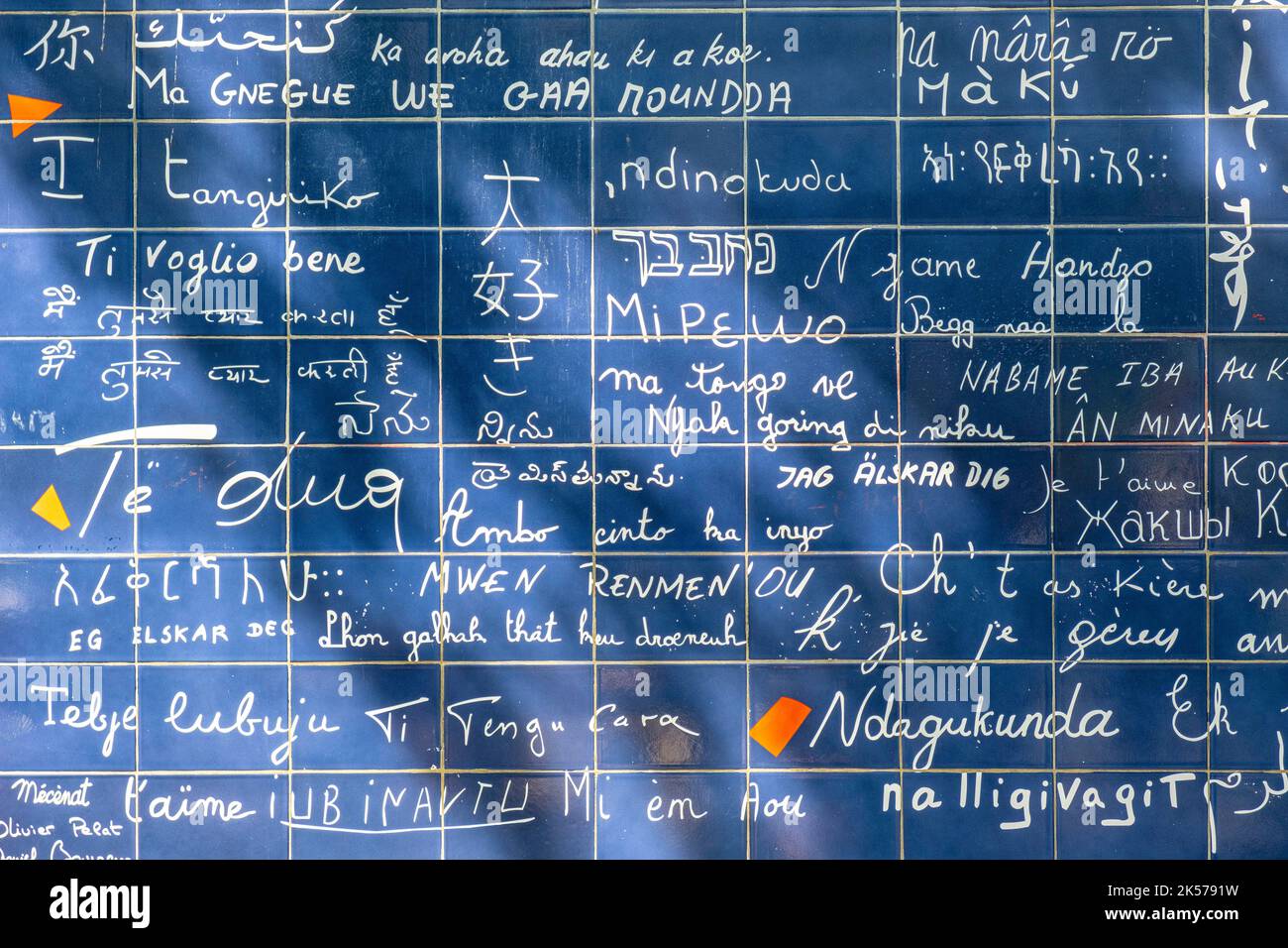 France, Paris, quartier de Montmartre, place des Abbesses, place Jehan-Rictus, Le mur de Je t'aime 40 m2 fresque par Frédéric Baron et Claire Kito Banque D'Images