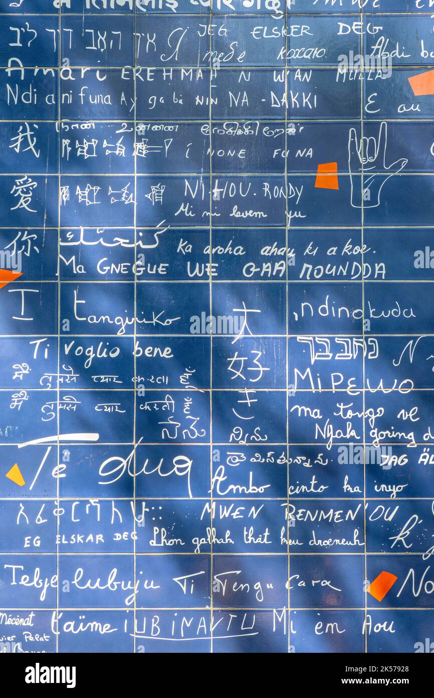 France, Paris, quartier de Montmartre, place des Abbesses, place Jehan-Rictus, Le mur de Je t'aime 40 m2 fresque par Frédéric Baron et Claire Kito Banque D'Images