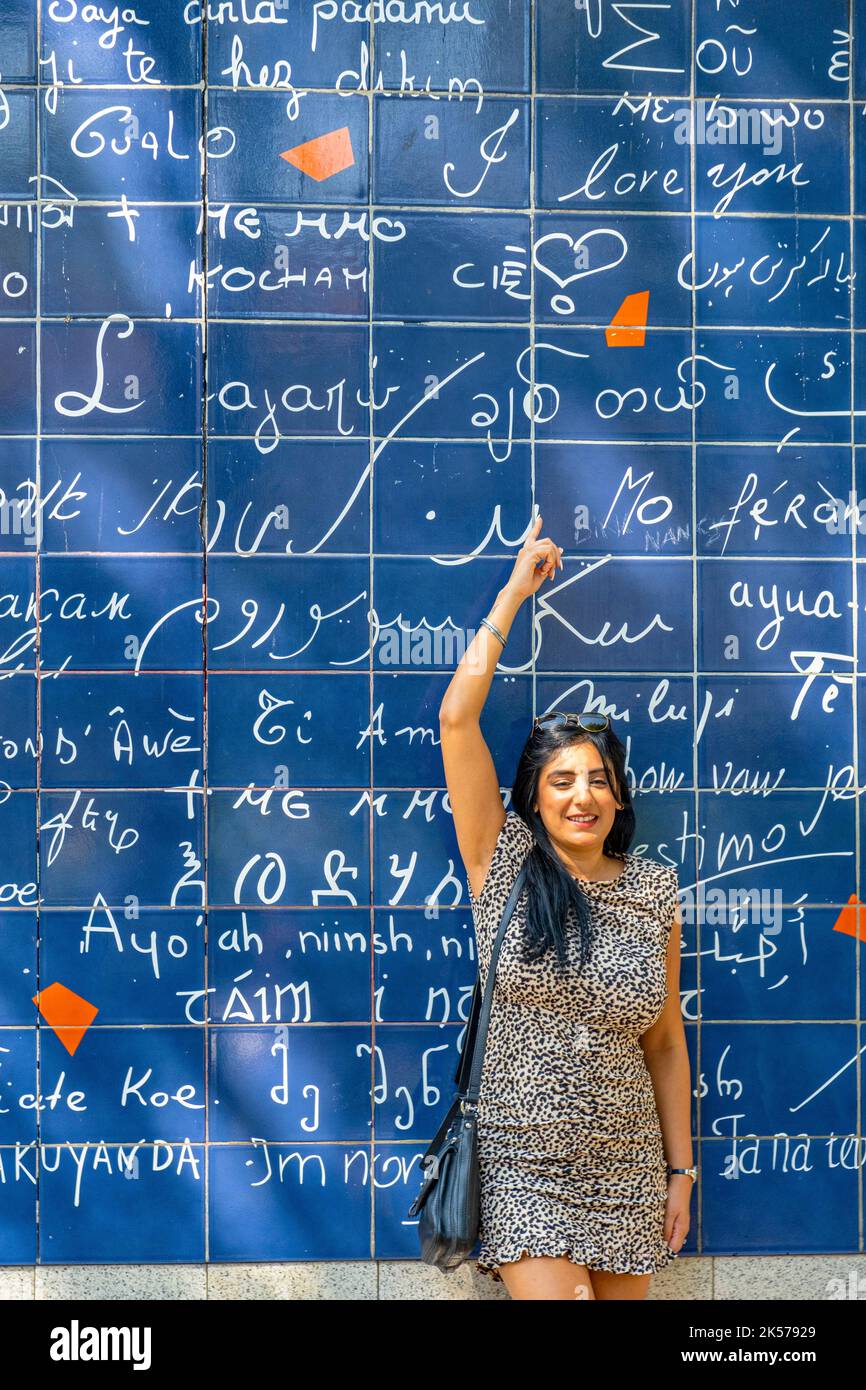 France, Paris, quartier de Montmartre, place des Abbesses, place Jehan-Rictus, Le mur de Je t'aime 40 m2 fresque par Frédéric Baron et Claire Kito Banque D'Images