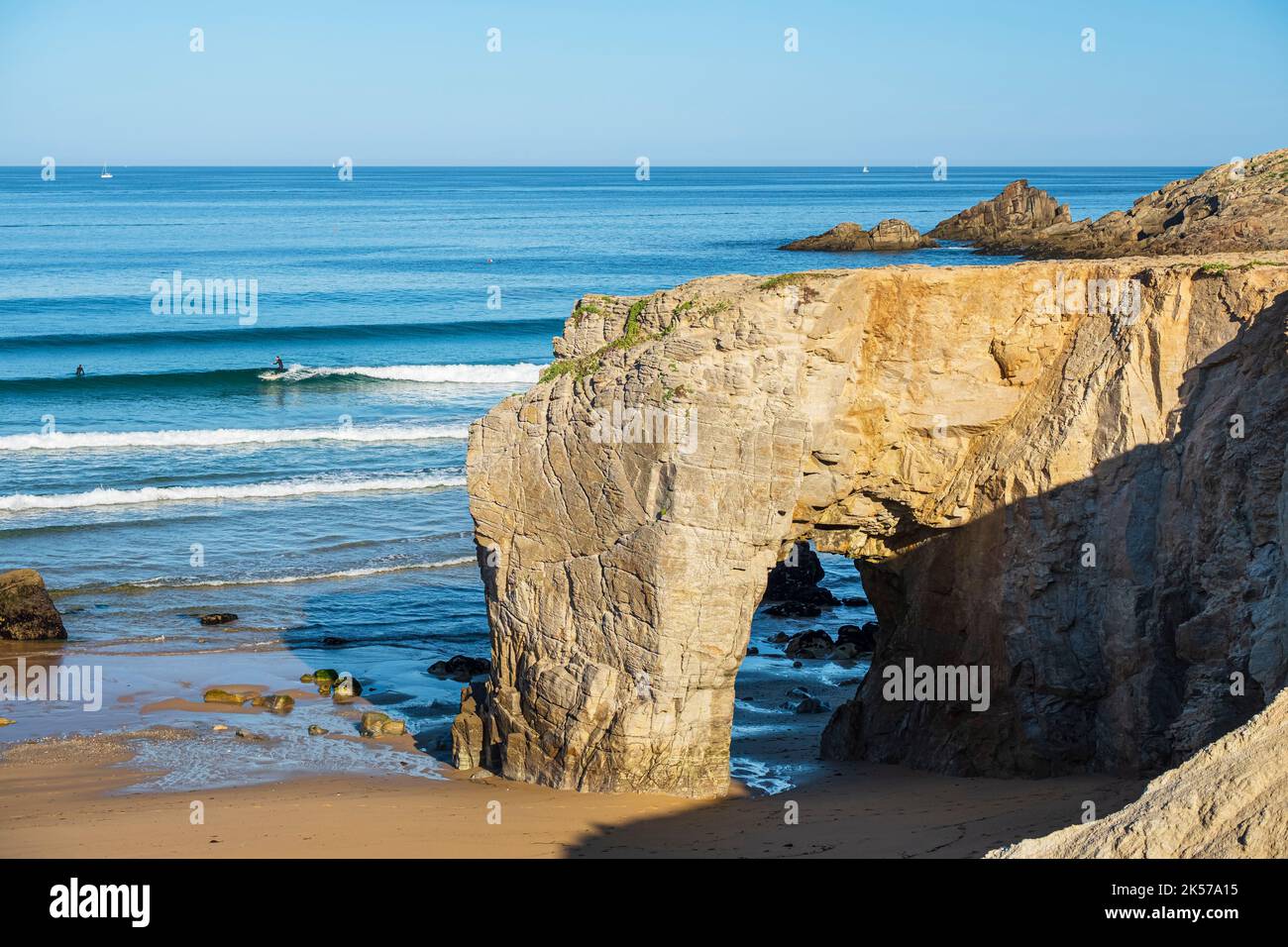 France, Morbihan, Saint-Pierre-Quiberon, Côte sauvage, Arc de Port blanc le long du sentier côtier ou du sentier de longue distance GR 34 Banque D'Images