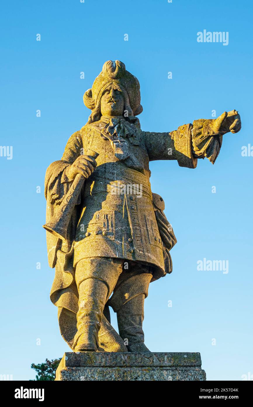 France, Finistère, Concarneau, scène sur le sentier côtier ou GR 34 long-distance, passage, statue d'Abraham Duquesne (1610-1688), amiral français sous le règne de Louis XIV Banque D'Images