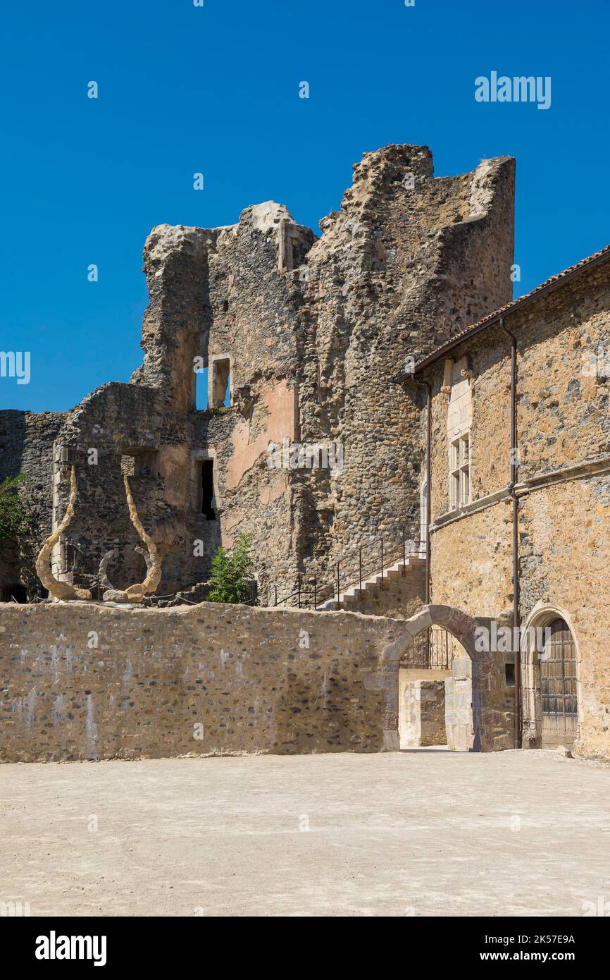 France, Hautes Alpes, Tallard, château classé monuments historiques, cour principale et donjon Banque D'Images