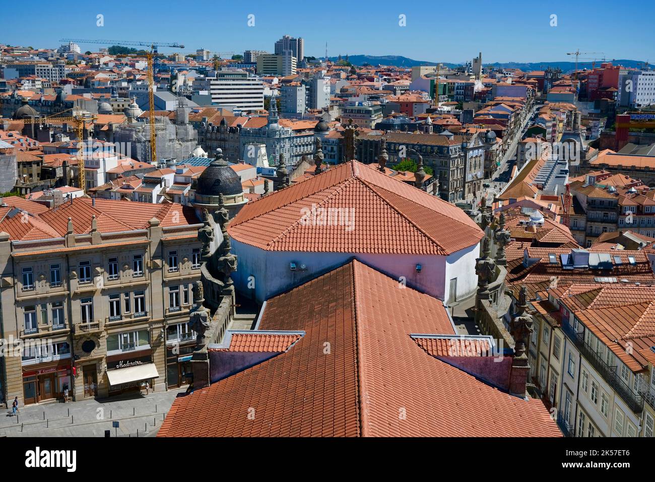 Portugal, région Nord, Porto, centre historique classé au patrimoine mondial de l'UNESCO, la Tour Clerigos (Torre dos Clerigos) construite entre 1754 et 1763, dans le style baroque italien, vue sur le toit de l'église Clerigos Banque D'Images