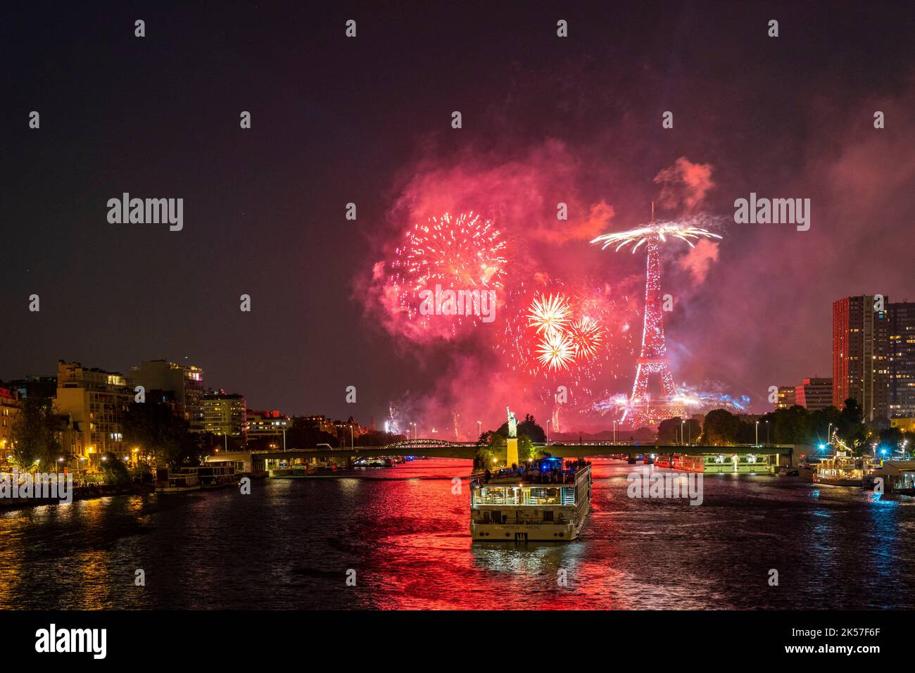 France, Paris, les feux d'artifice de 14 juillet 2022 Banque D'Images