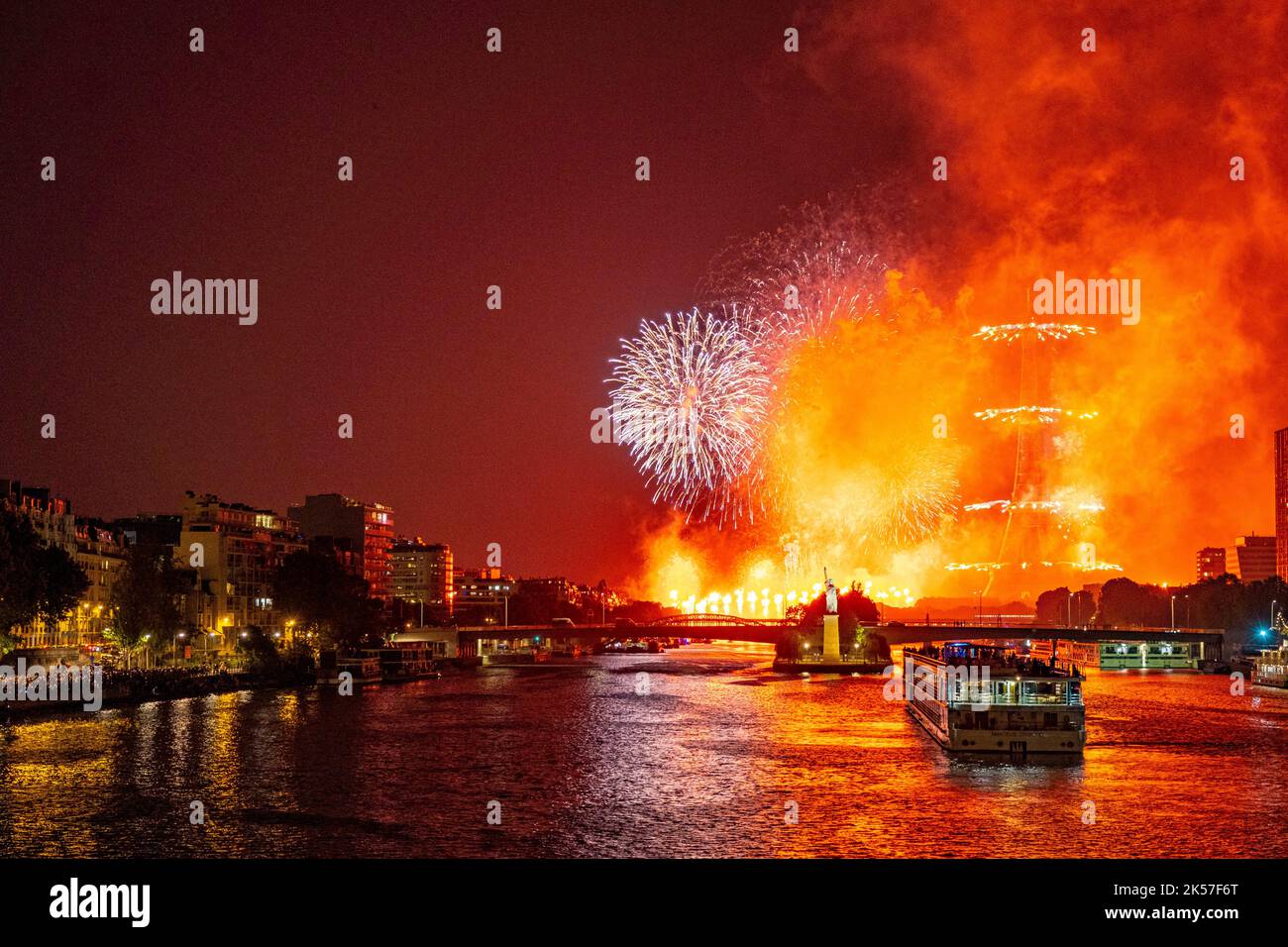 France, Paris, les feux d'artifice de 14 juillet 2022 Banque D'Images
