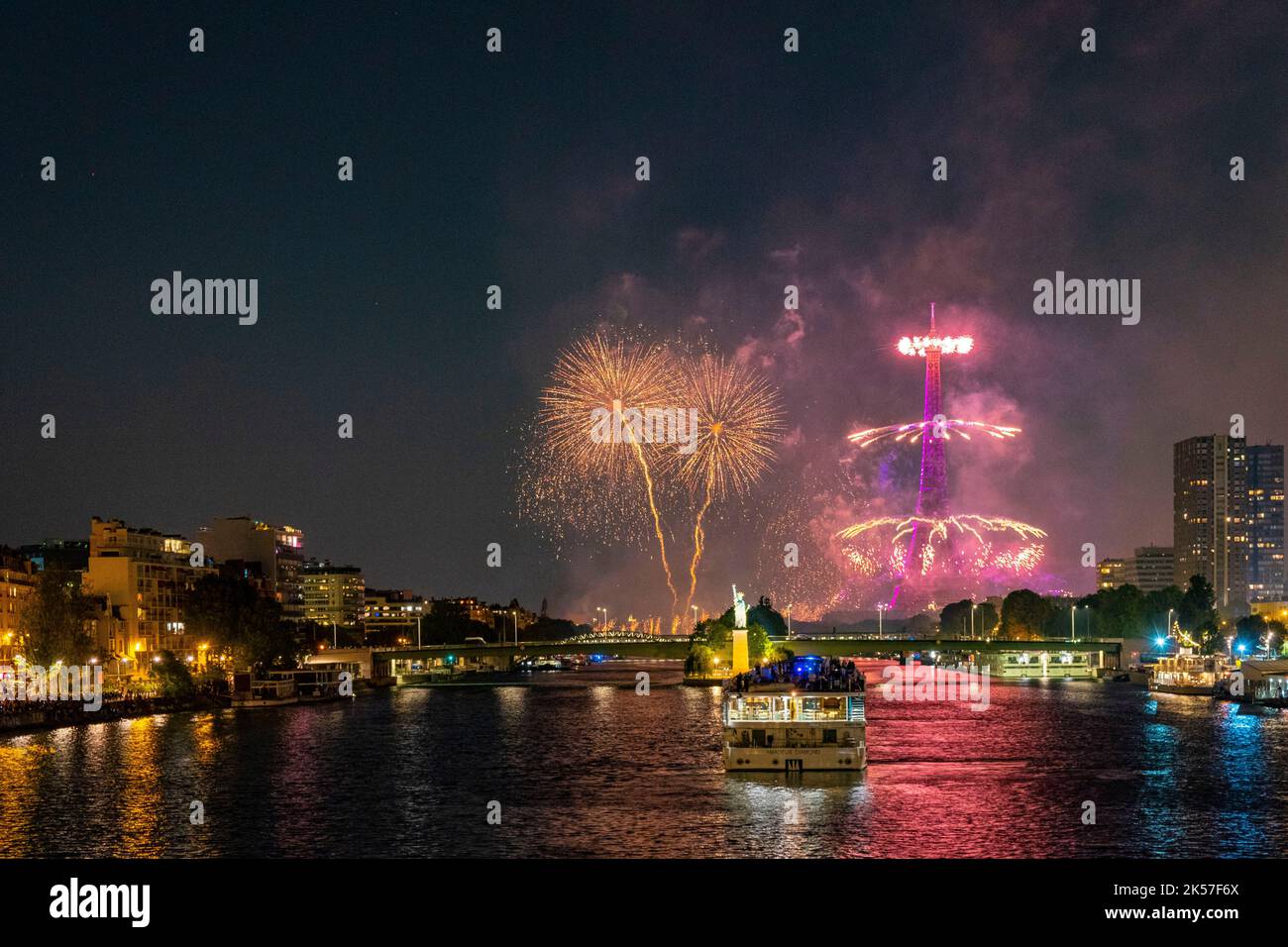 France, Paris, les feux d'artifice de 14 juillet 2022 Banque D'Images