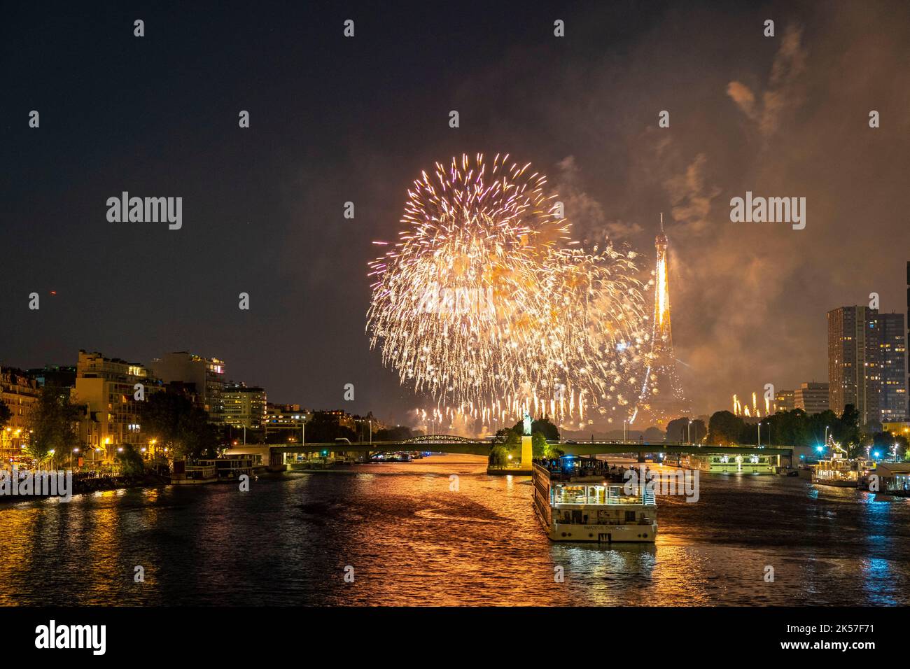 France, Paris, les feux d'artifice de 14 juillet 2022 Banque D'Images