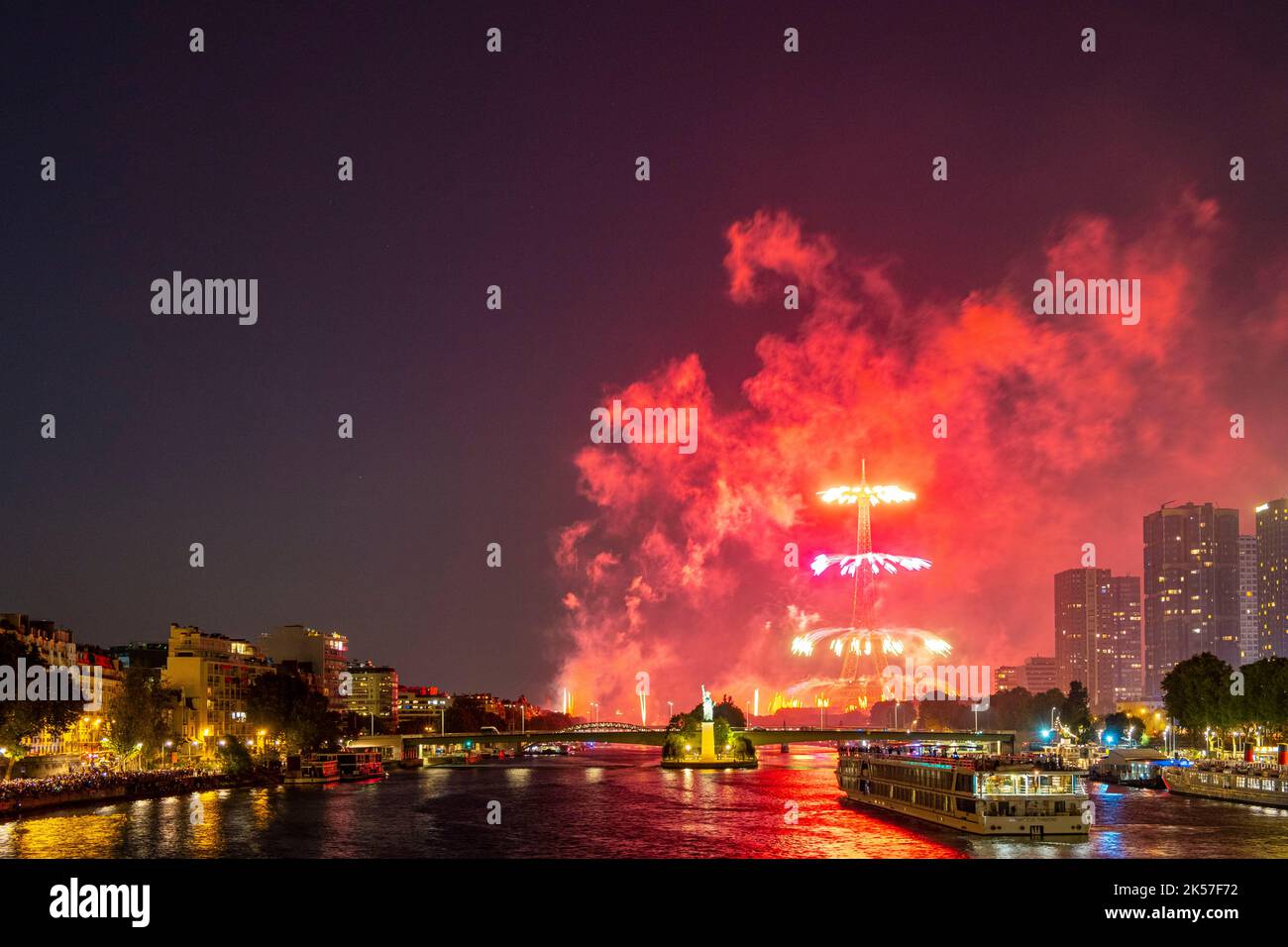 France, Paris, les feux d'artifice de 14 juillet 2022 Banque D'Images