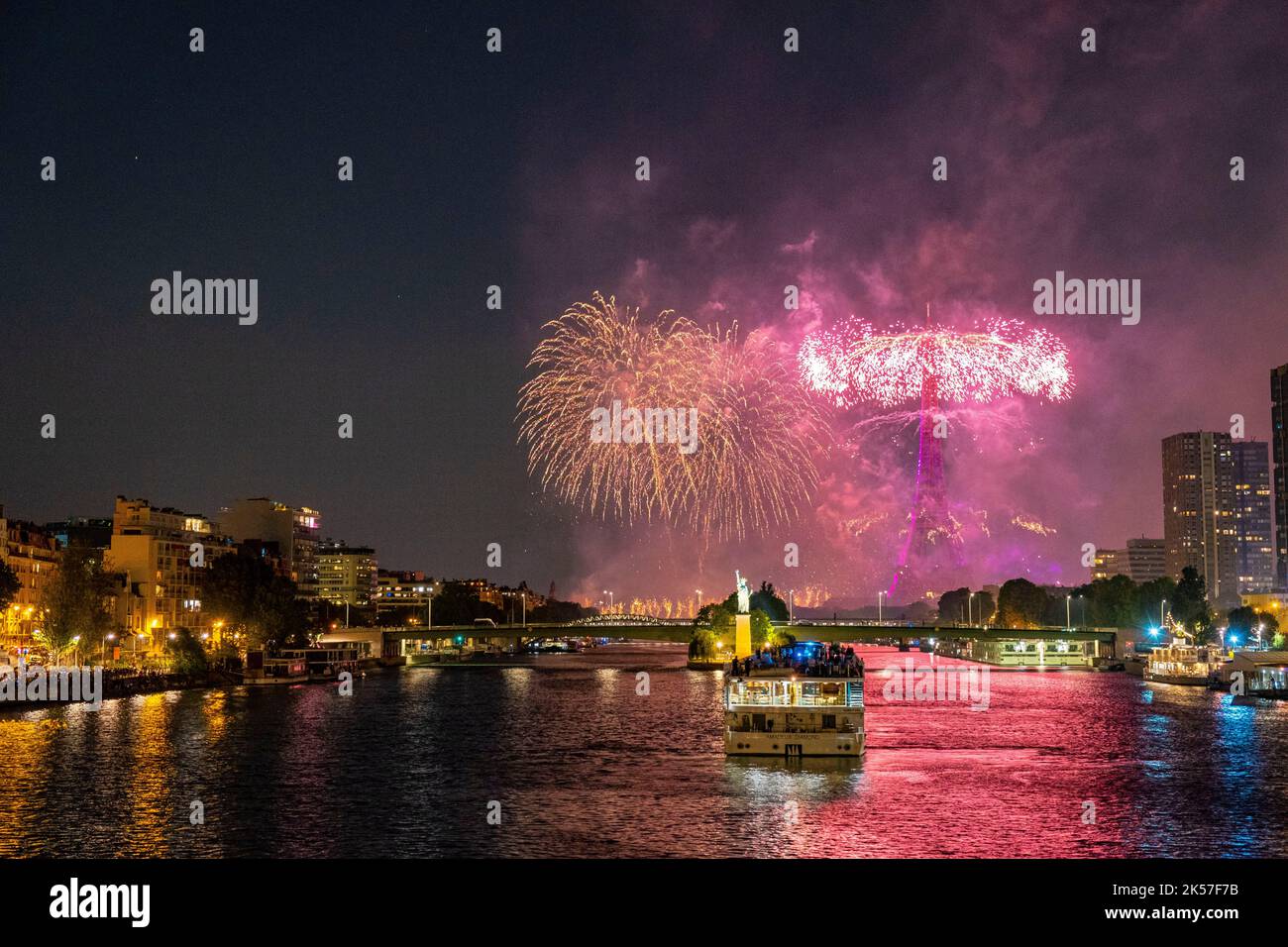 France, Paris, les feux d'artifice de 14 juillet 2022 Banque D'Images