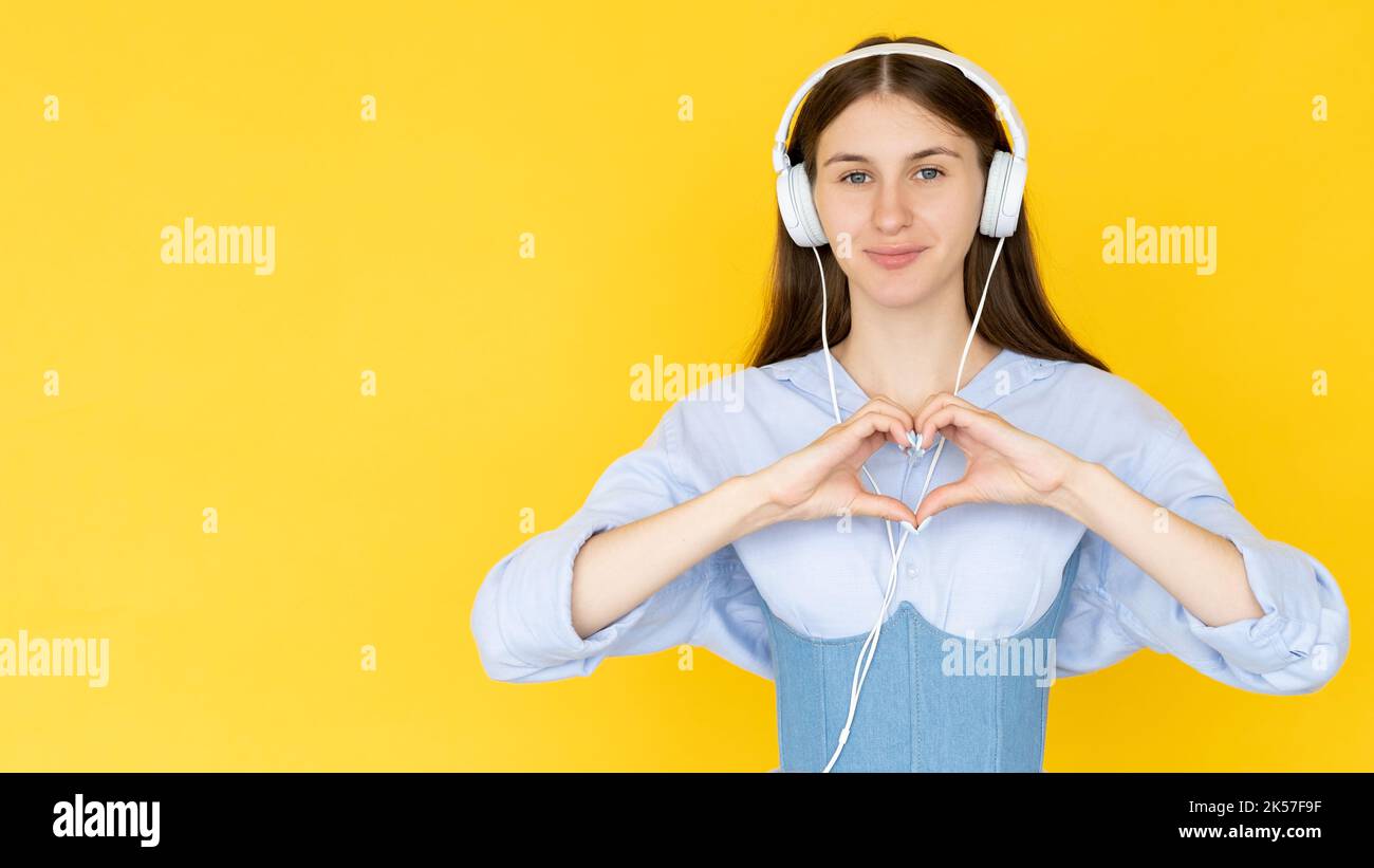 l'amant de musique a inspiré le fond publicitaire de femme Banque D'Images